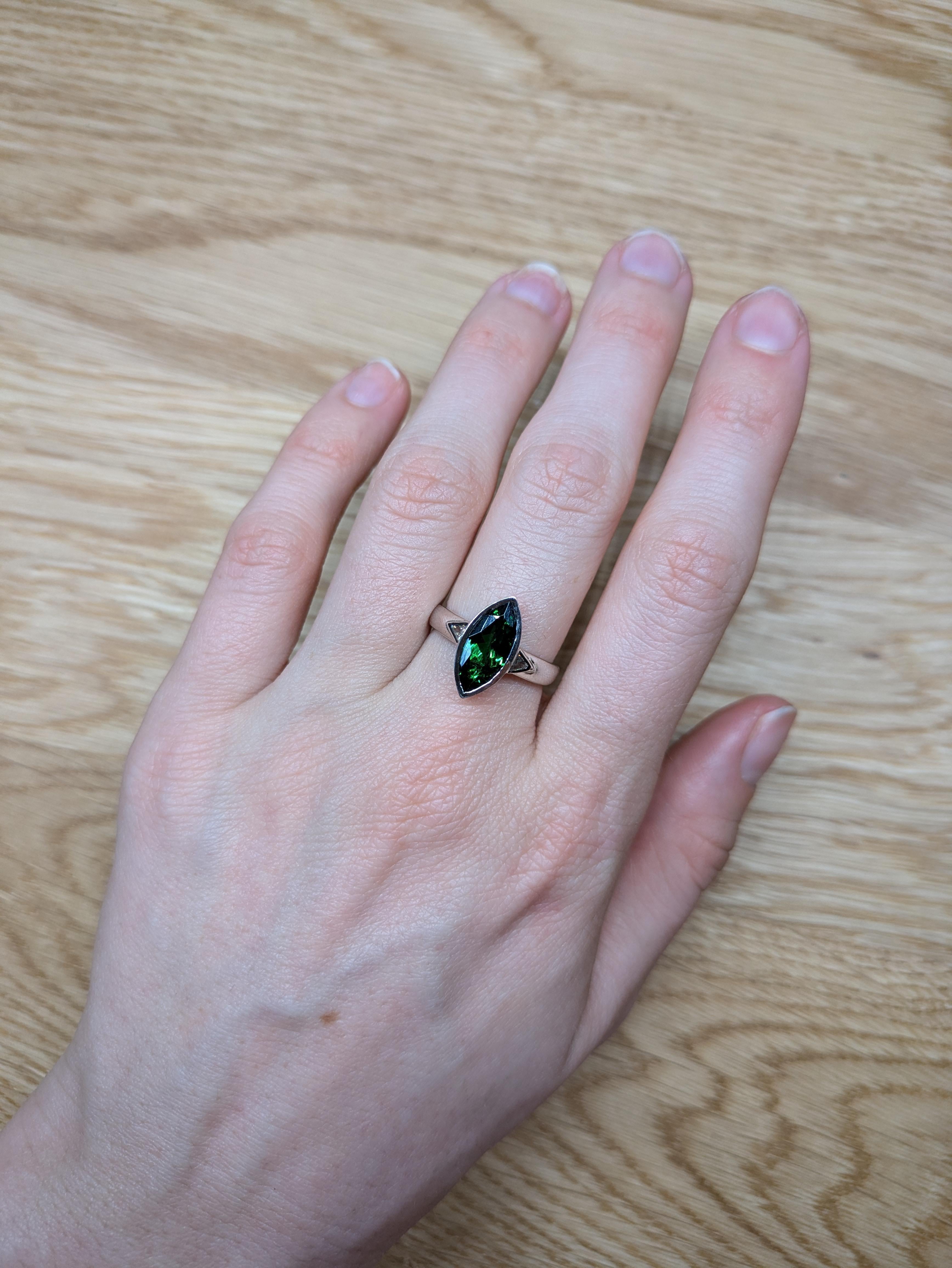 Fai una dichiarazione audace con questo anello con tsavorite da 2,84 carati, incastonato in oro massiccio 14k e impreziosito da splendidi diamanti estratti dalla terra. La ricca tonalità verde della tsavorite è splendidamente completata dai diamanti