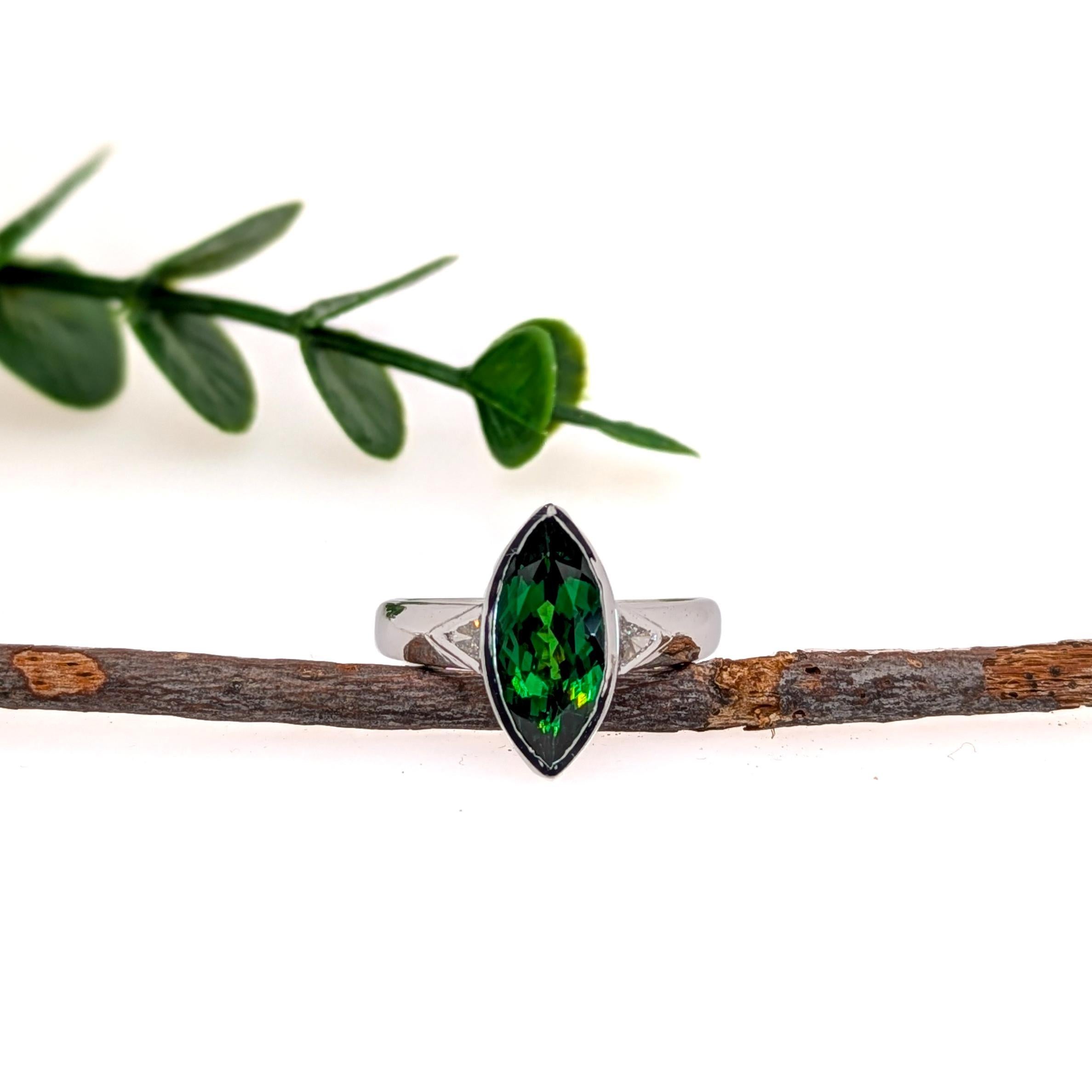 Art Déco Anello con tsavorite da 2,8 carati e diamanti naturali in oro massiccio 14 carati  MQ 14x6,5 mm in vendita