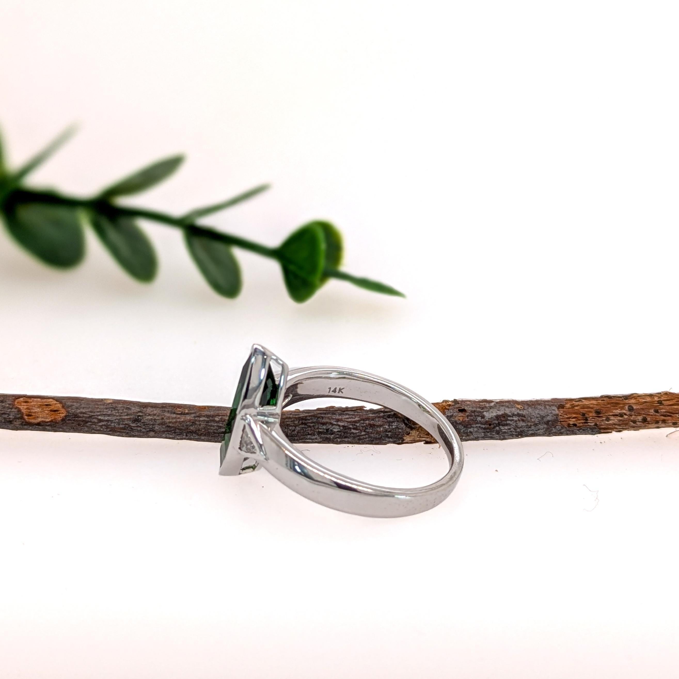 Donna Anello con tsavorite da 2,8 carati e diamanti naturali in oro massiccio 14 carati  MQ 14x6,5 mm in vendita