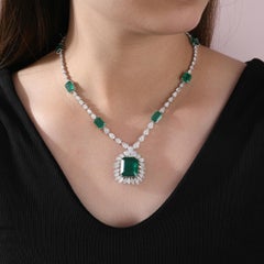 Collier en or blanc 14 carats avec une émeraude de Zambie de 28 carats et un diamant SI/H de 13,76 carats