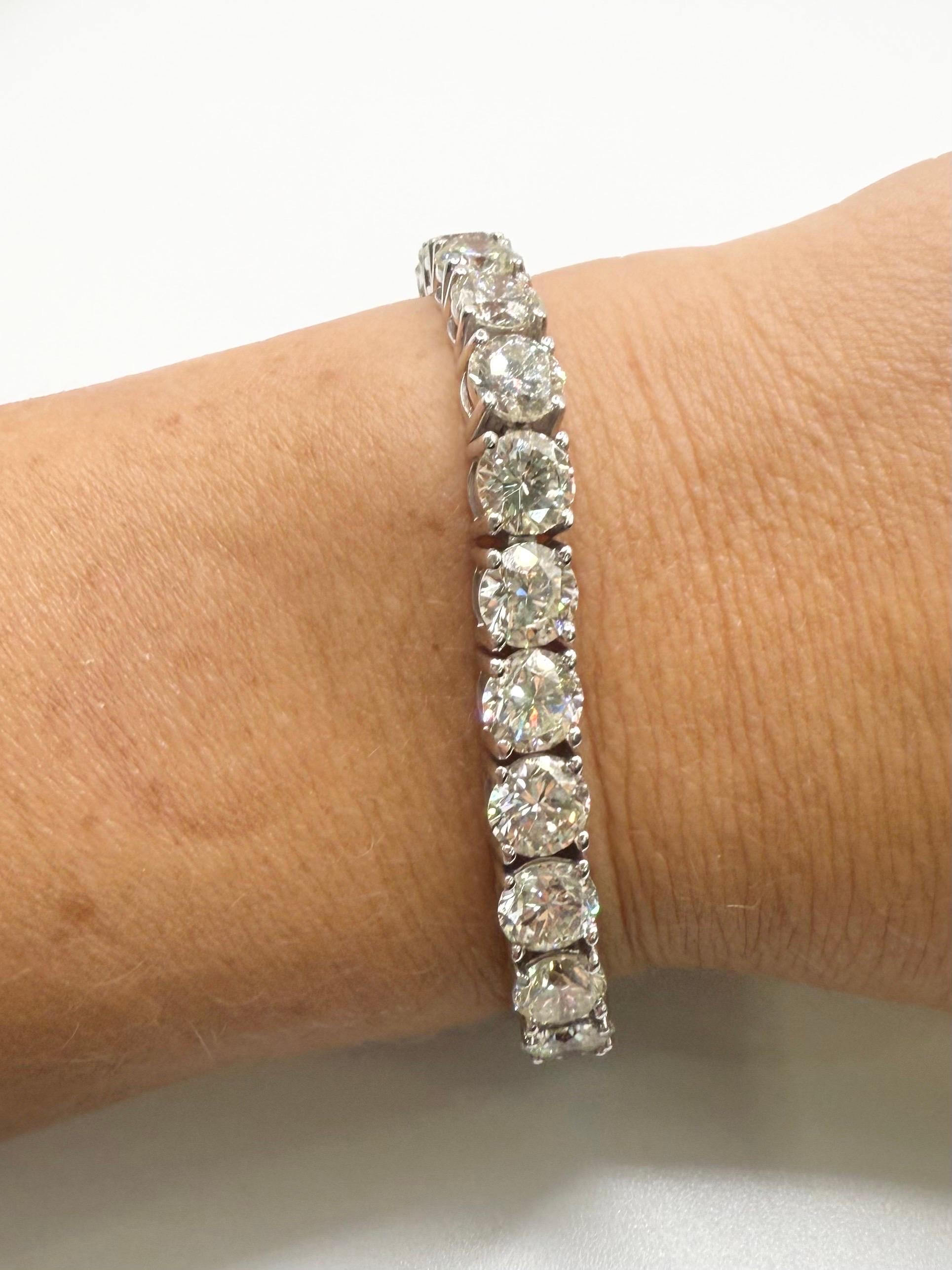 Impresionante pulsera de diamantes con un total de 28,70 quilates de diamantes VS de primera calidad en oro blanco de 18 quilates. La pulsera pesa 27gr.

**Todos los artículos salen de nuestras instalaciones con un certificado a nombre del