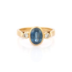 Bague de fiançailles à trois pierres en or jaune 18 carats avec saphir bleu 2,8 carats et diamants