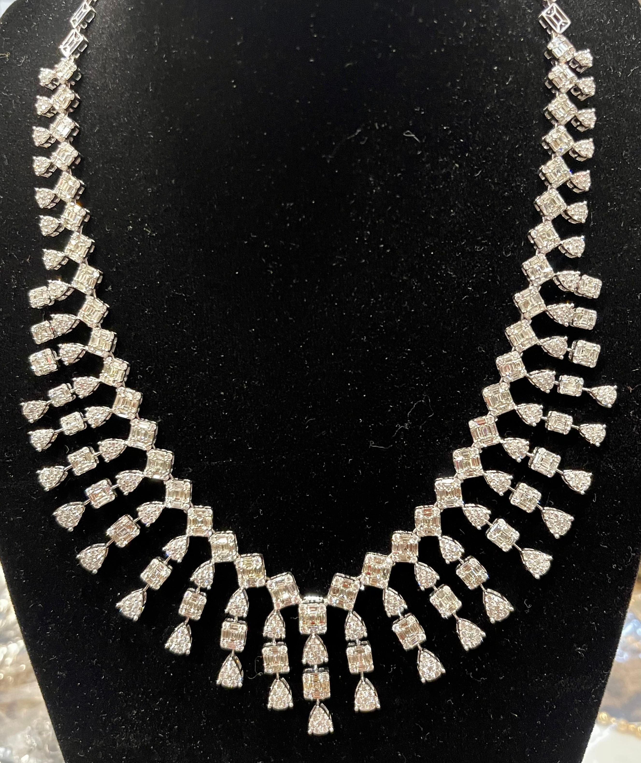 Ensemble collier et boucles d'oreilles de mariée en or blanc 18 carats avec diamants 28 carats, 76 g, état neuf en vente 3