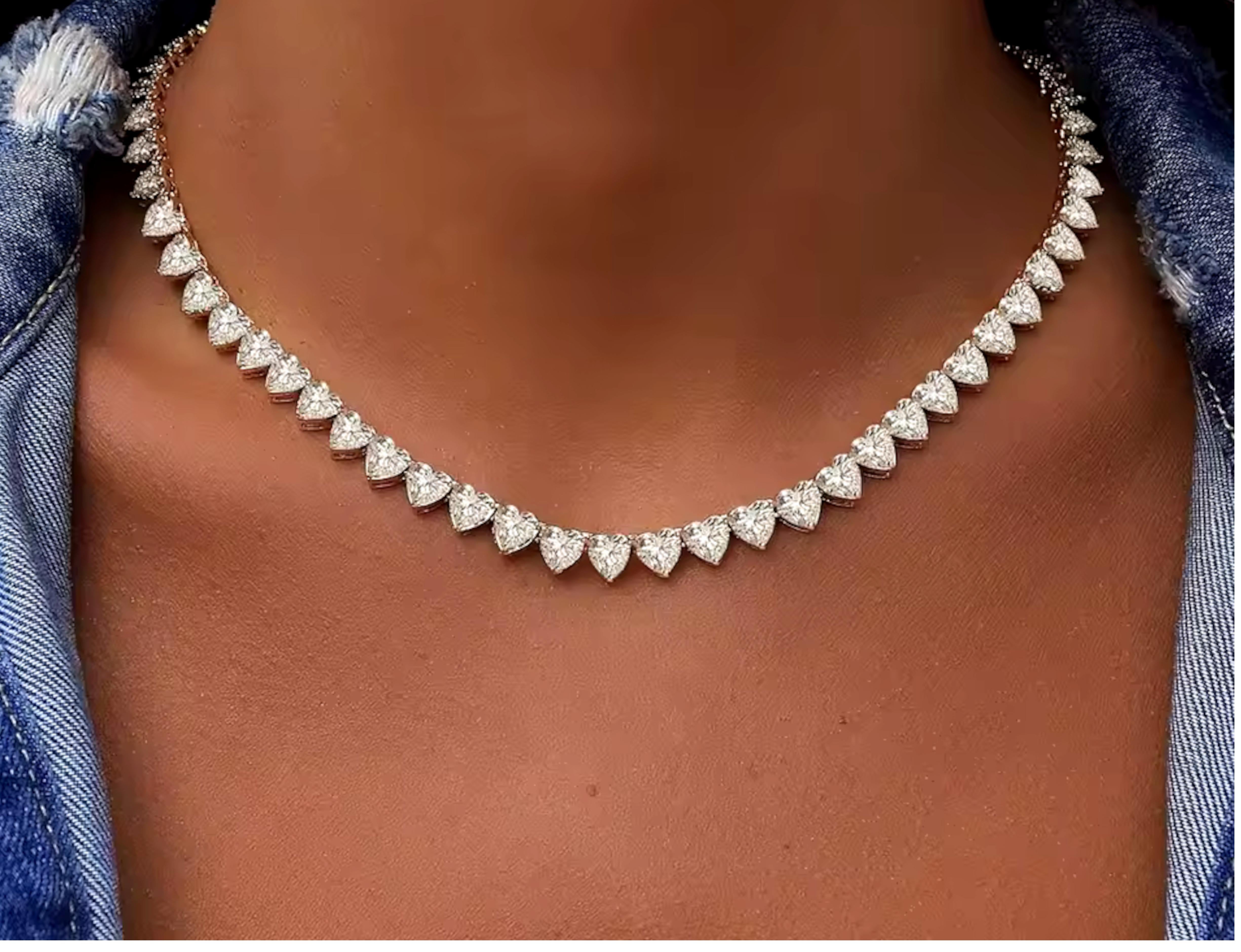 La collana Riviera con diamanti a forma di cuore è un pezzo mozzafiato, incastonato in oro bianco 18 carati con circa 28 carati di diamanti abbaglianti. Con 93 diamanti a forma di cuore, disposti meticolosamente per ottenere la massima brillantezza,