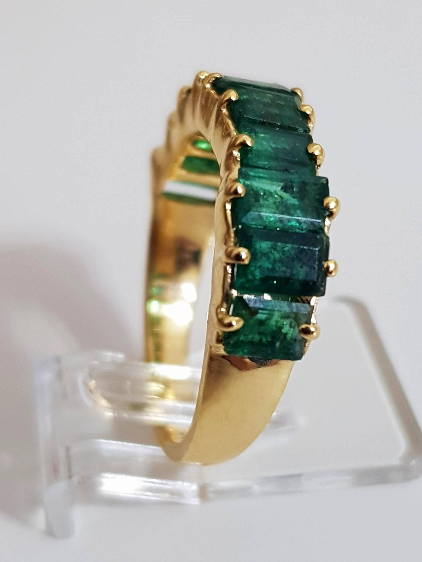 Contemporary 2.8 Ct Natural Emerald Ring Half Eternity Emerald Ring For Sale