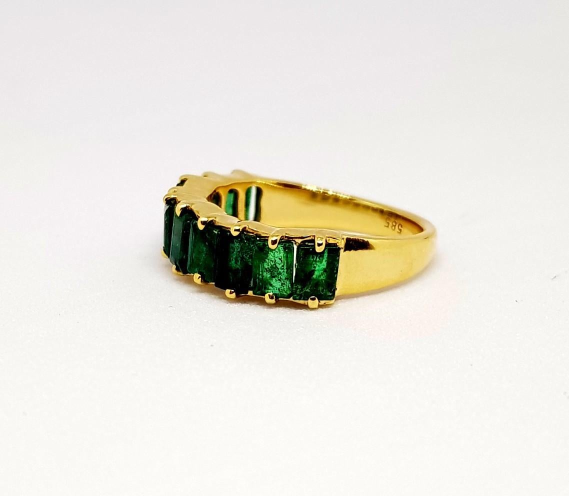 2,8 Karat natürlicher Smaragd-Ring mit halber Eternity-Smaragd (Baguetteschliff) im Angebot