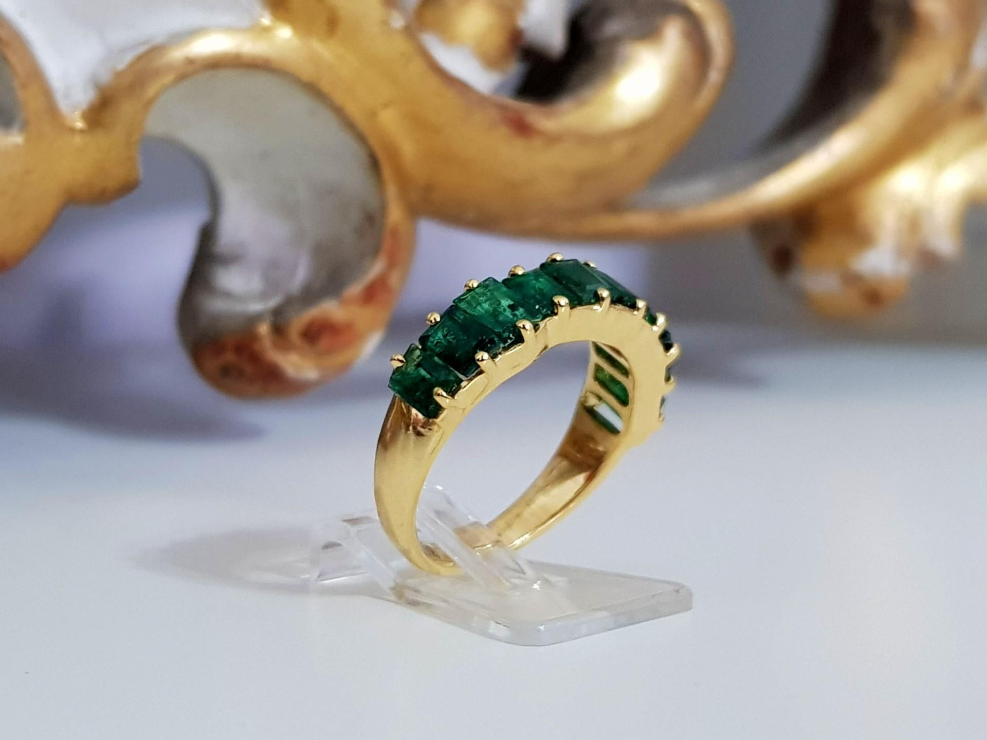 2,8 Karat natürlicher Smaragd-Ring mit halber Eternity-Smaragd im Angebot 1