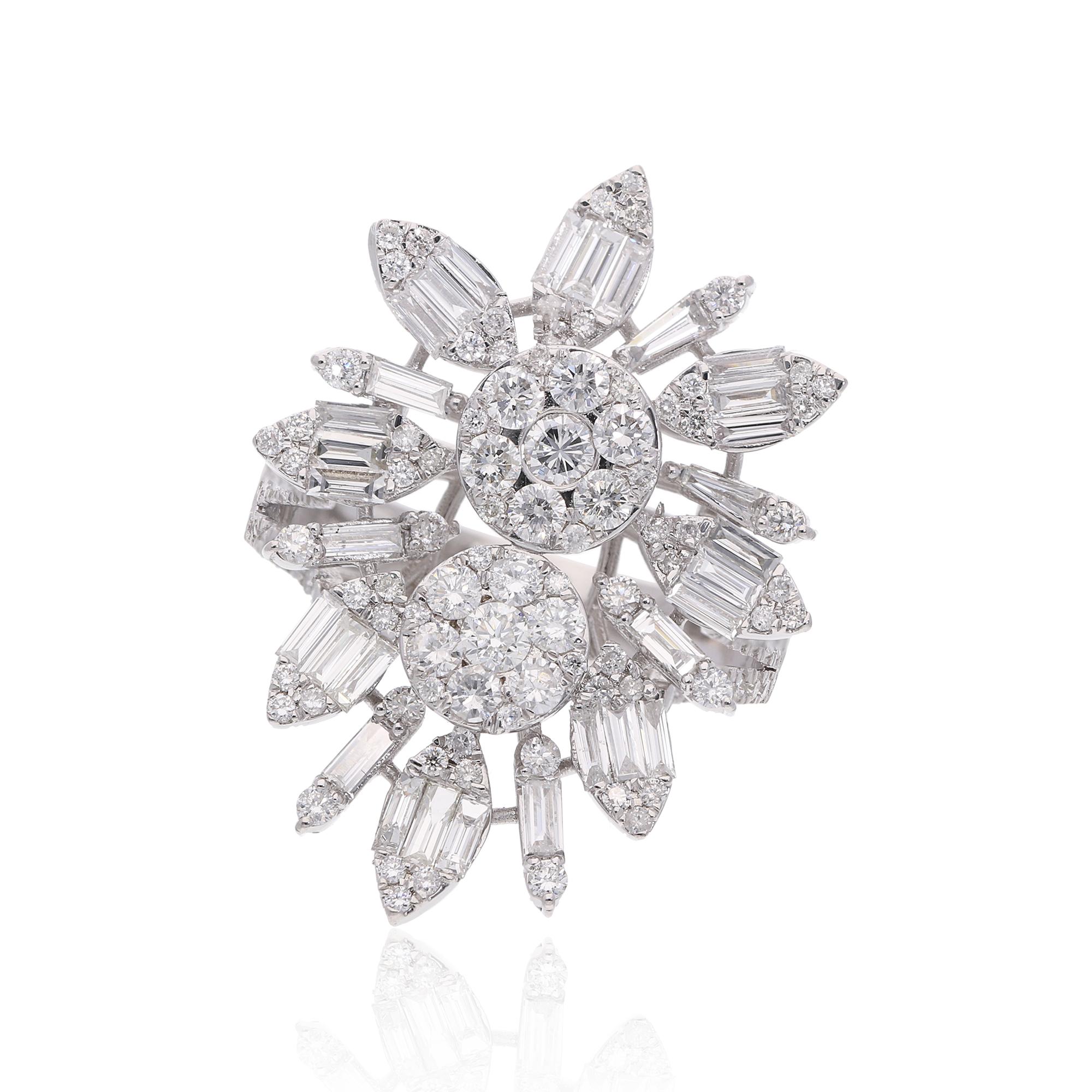 En venta: 2,8 ct SI Claridad Color HI Anillo de cóctel con racimo de diamantes baguette Oro blanco 18k  7