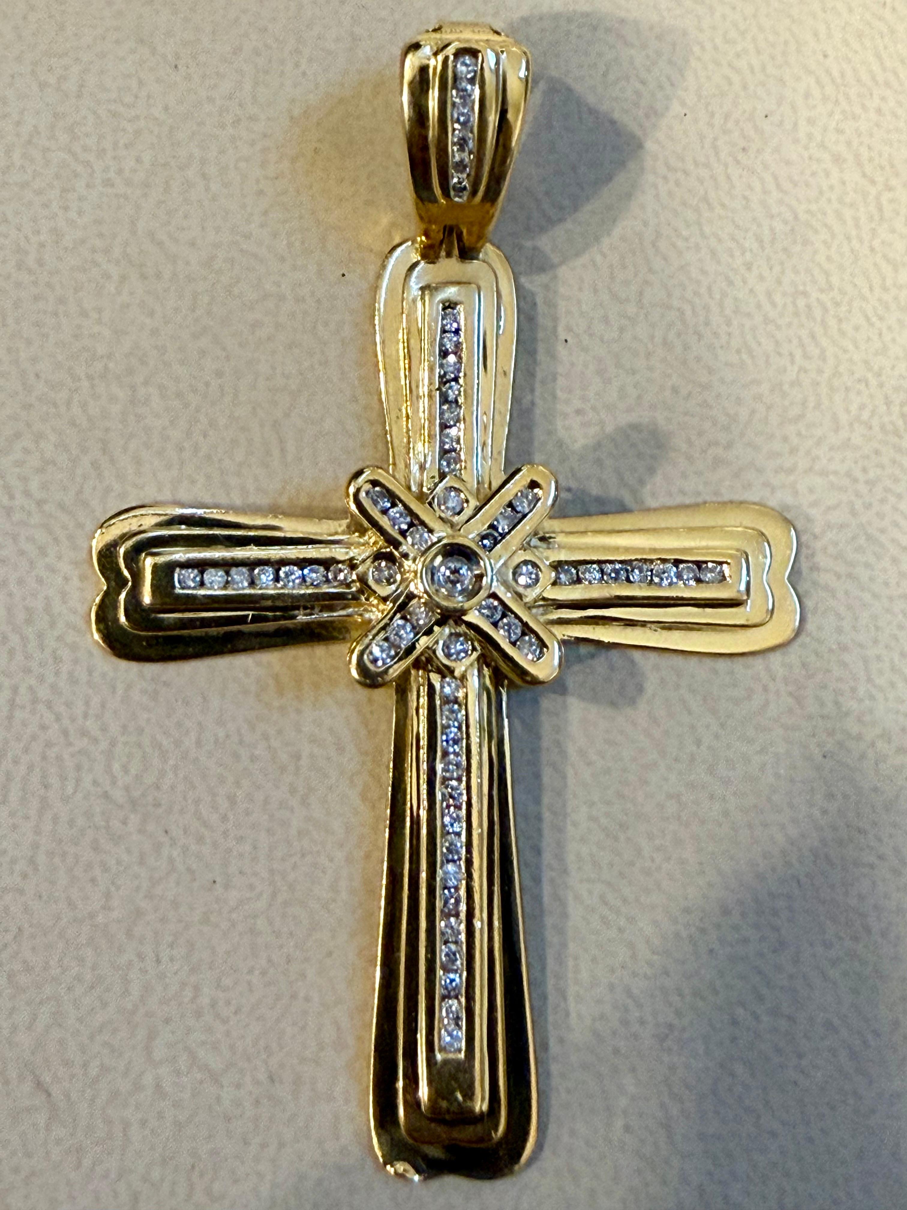 
Pendentif Bigli en or jaune 14 carats avec 2.8 carats de diamant blanc et grosse bélière
Ce spectaculaire collier pendentif en forme de croix est composé de diamants blancs, tous de forme ronde.
Le poids total en carats du diamant est d'environ 2,8