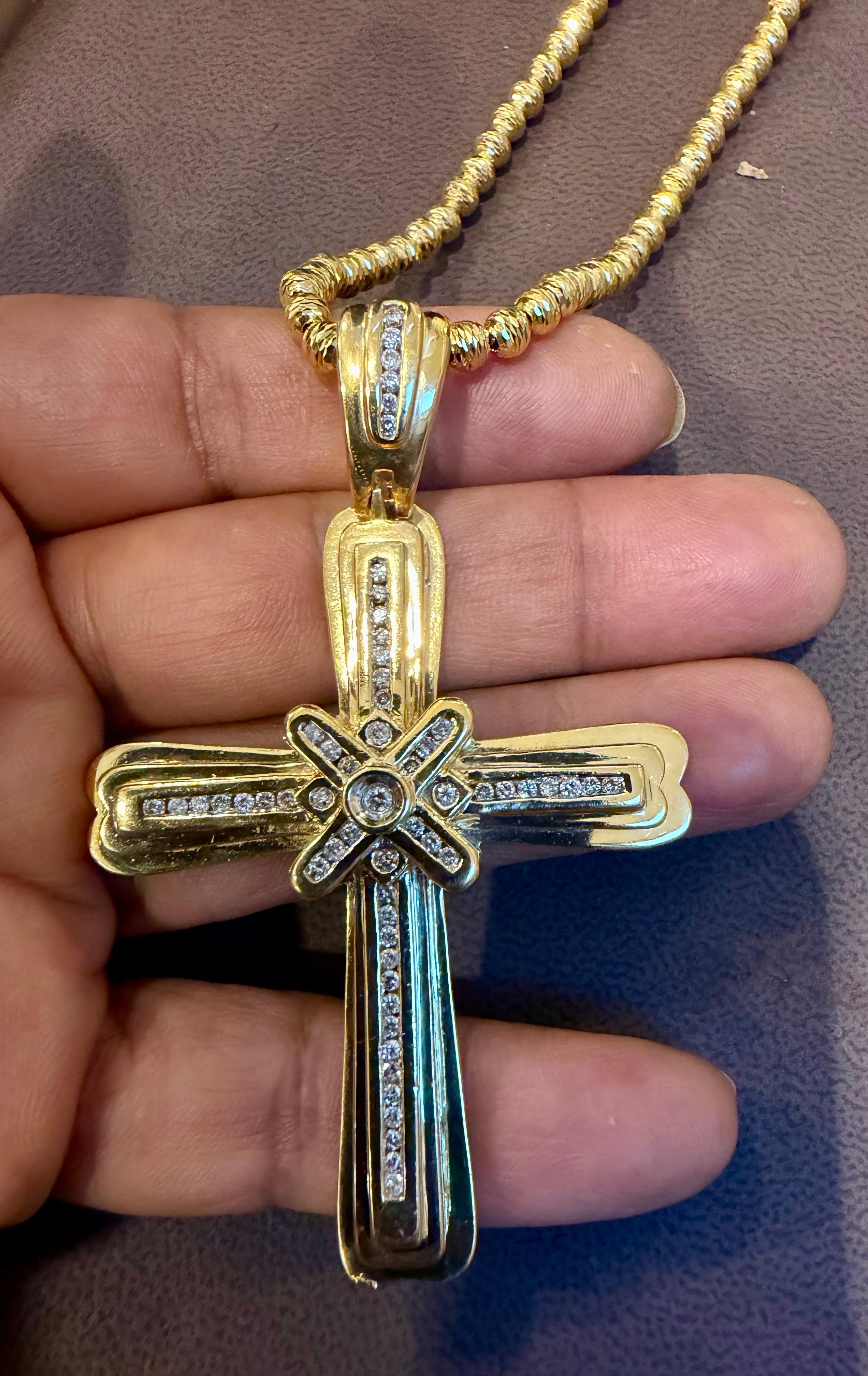 2.8 Ct White Diamond Big Cross Pendentif en or jaune 14 Kt avec Big Bail 21.5gm Unisexe en vente