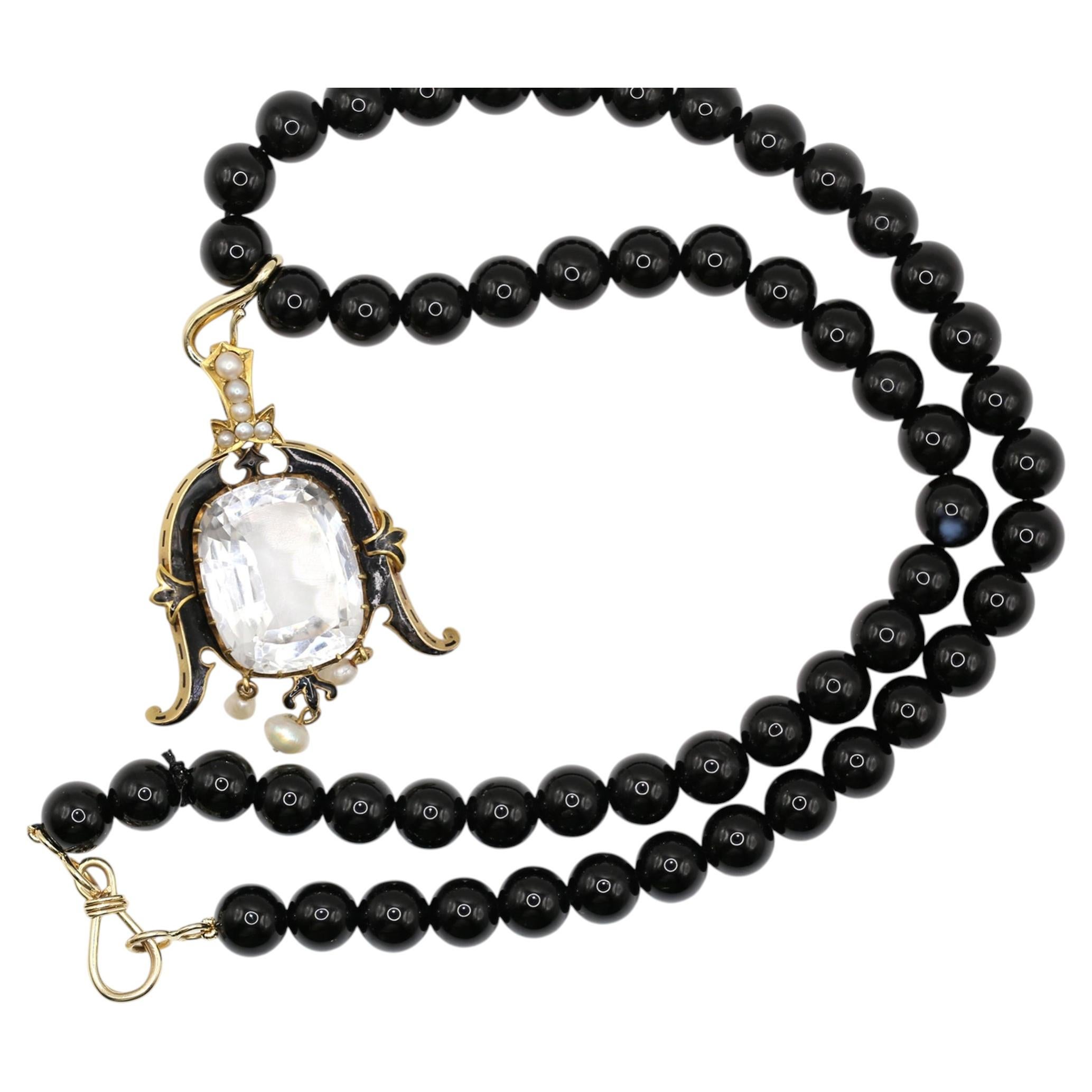 Colgante de topacio blanco de 28 Ct con perlas, esmalte, oro amarillo y cuentas de ónix, 1890