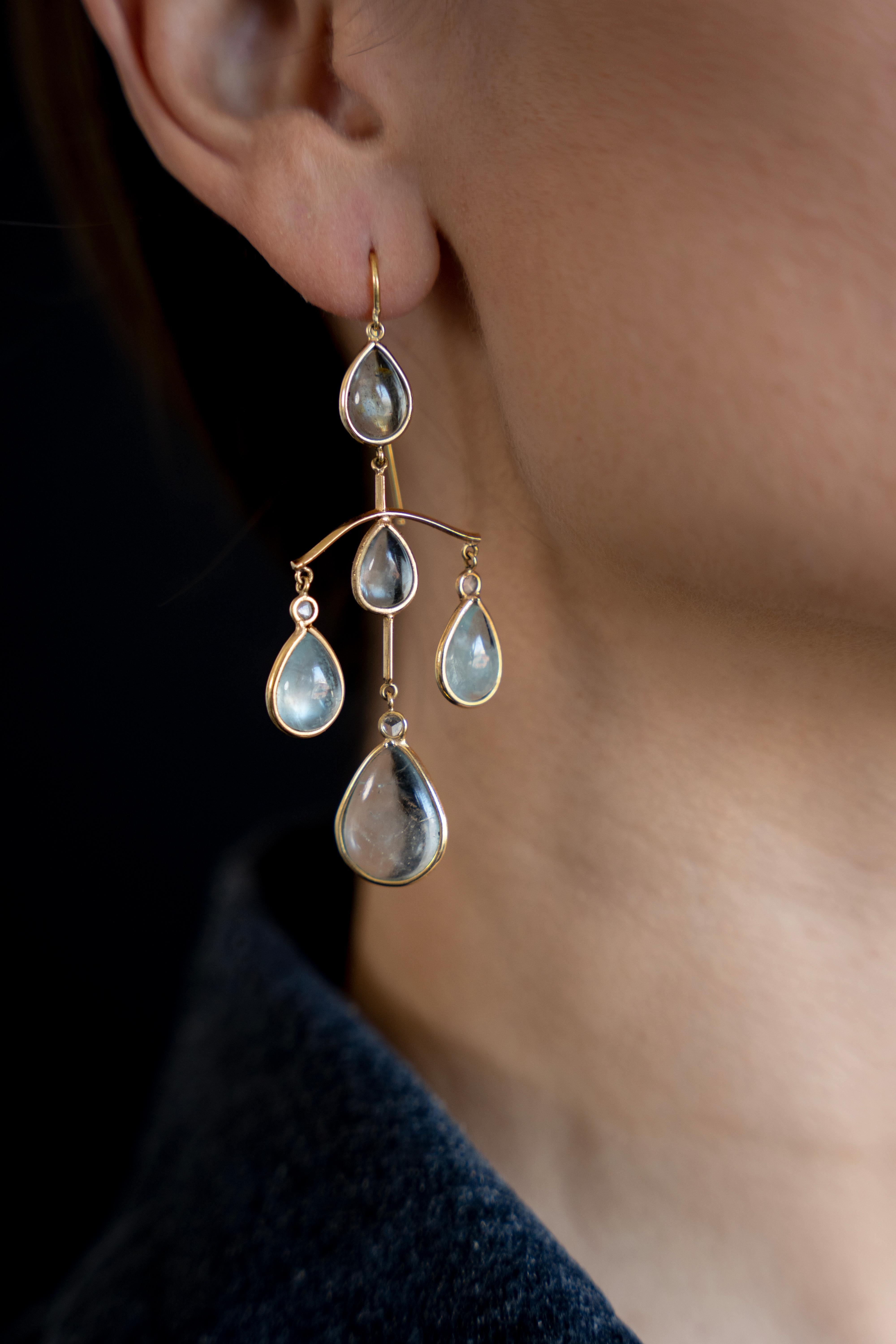 28 Cts Aquamarine Cabochons and 0, 15 Cts Diamonds 18K Gold Chandelier Earrings In New Condition In Paris, FR