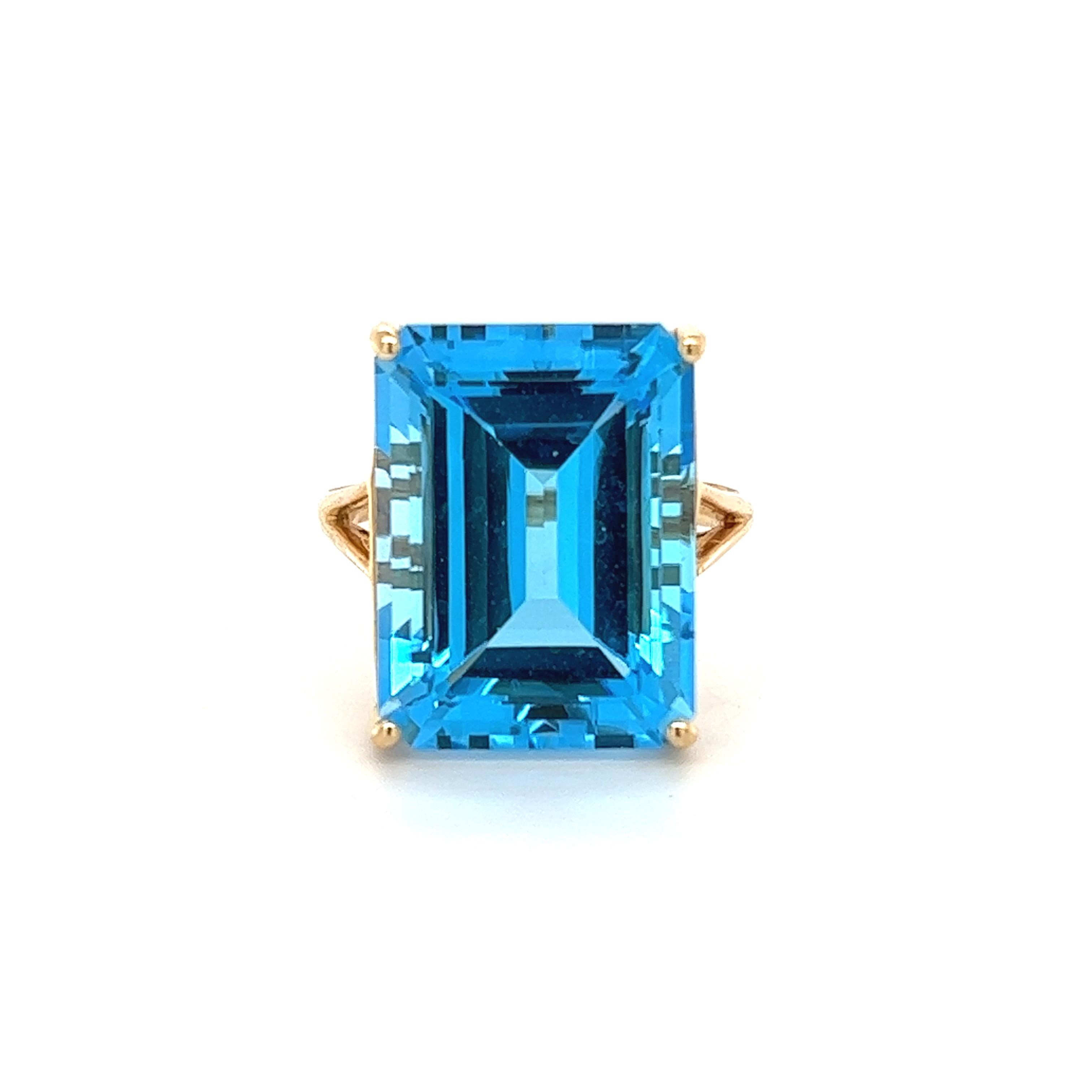 Riesiger Blautopas-Cocktail-Statement-Ring, 14K Gelbgold, Größe 8 1/2 
Blauer Topas Stein misst: 20 mm x 15 mm x 10,5 mm. Dieser Cocktailring ist ein echter Hingucker!  Das wird sicher für Gesprächsstoff sorgen.  Seine Höhe und Breite werden die