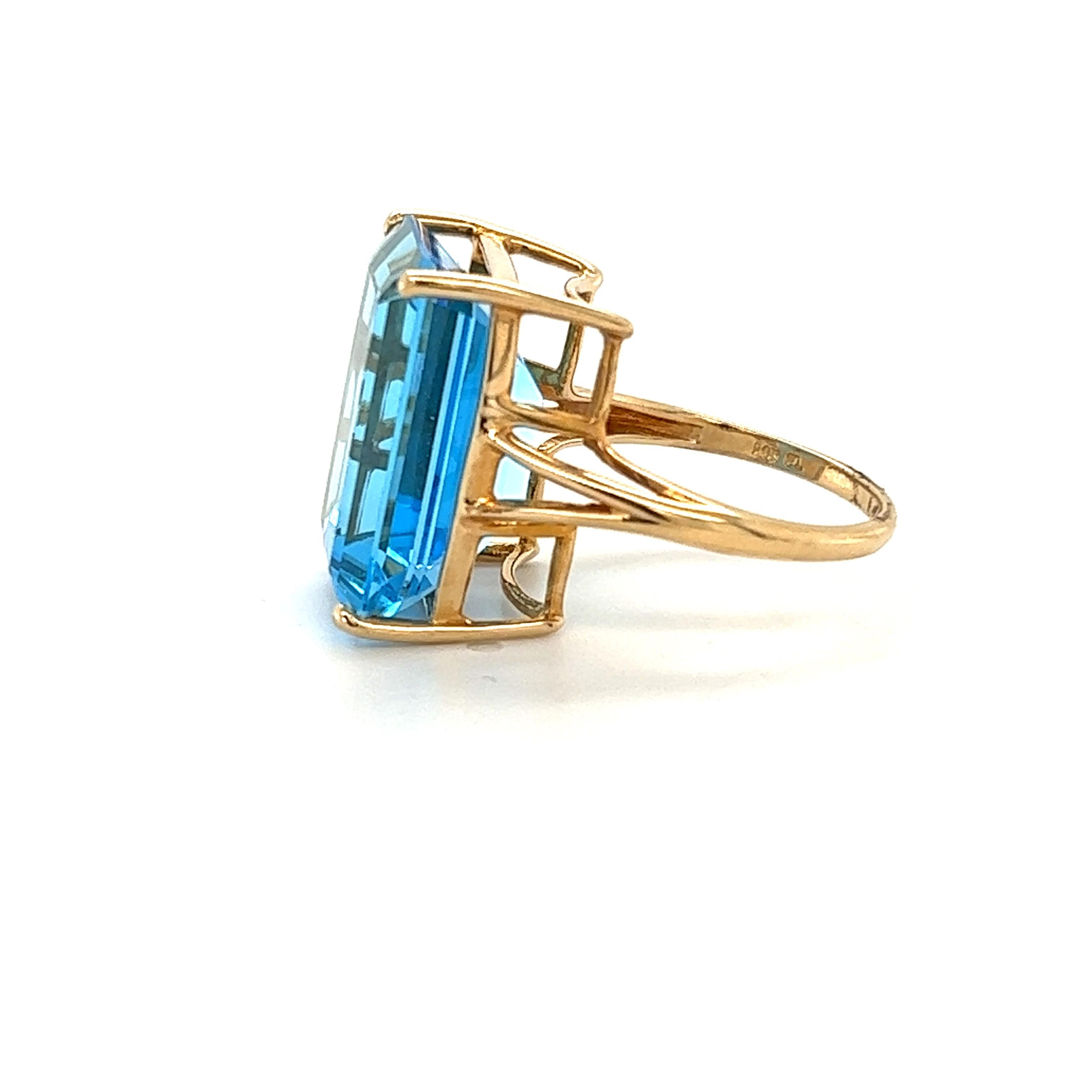 28 Karat riesiger blauer Topas Cocktail-Statement-Ring, 14K Gelbgold (Moderne)