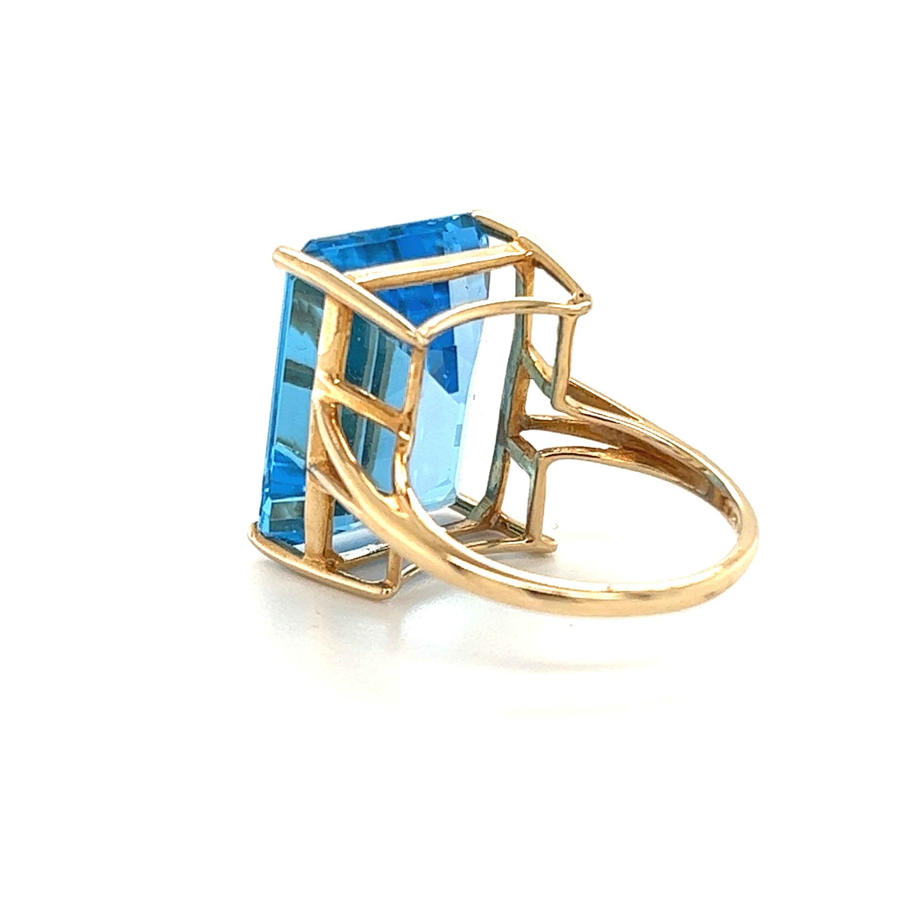 28 Karat riesiger blauer Topas Cocktail-Statement-Ring, 14K Gelbgold (Baguetteschliff)