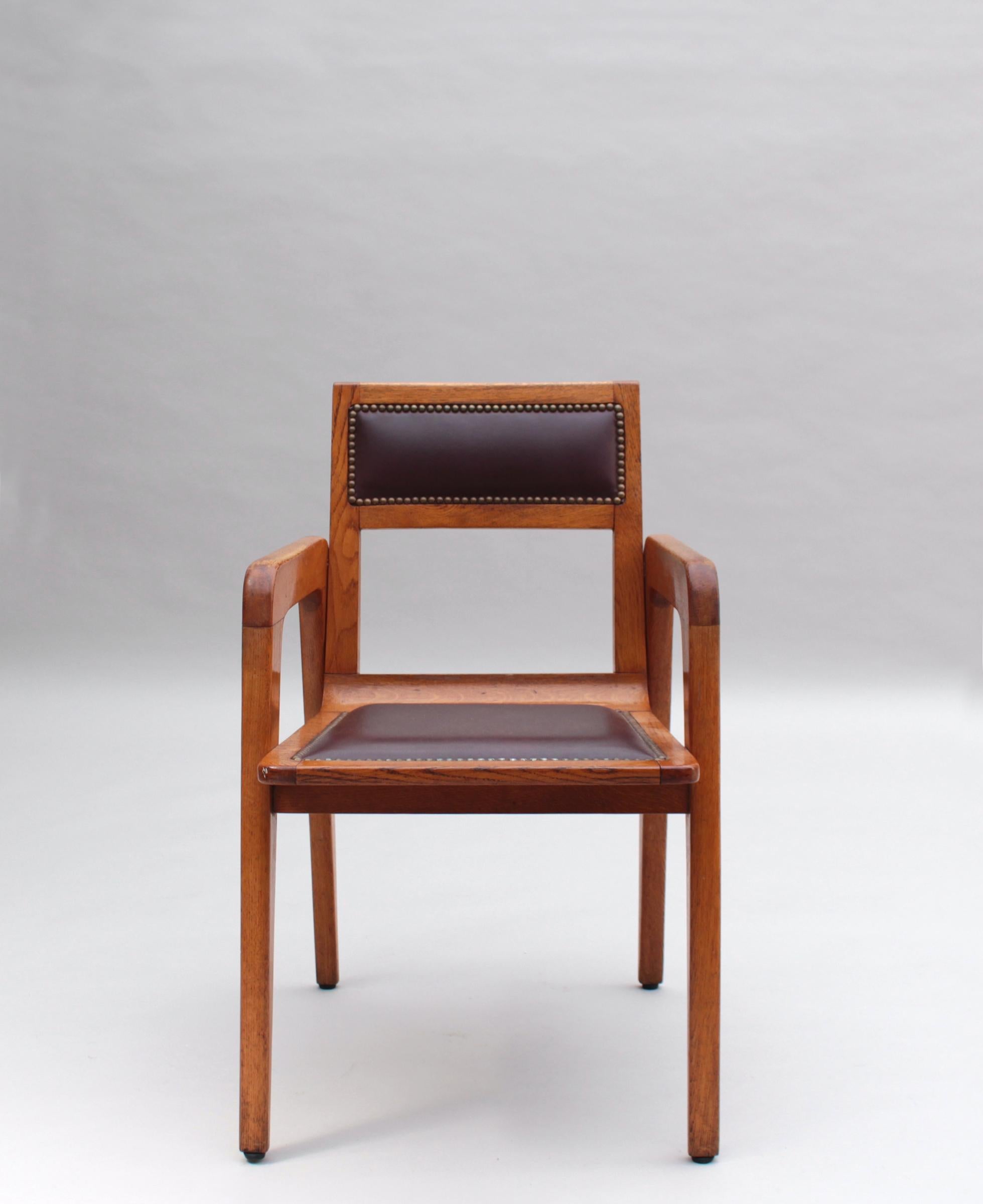 Twenty eight fine Belgian solid oak arm chairs by De Coene Freres for Knoll International LTD New-York.
To our knowledge, this rare model was commissioned for one project in Belgium.
One chair has the original label from Knoll.

Price is per chair.
