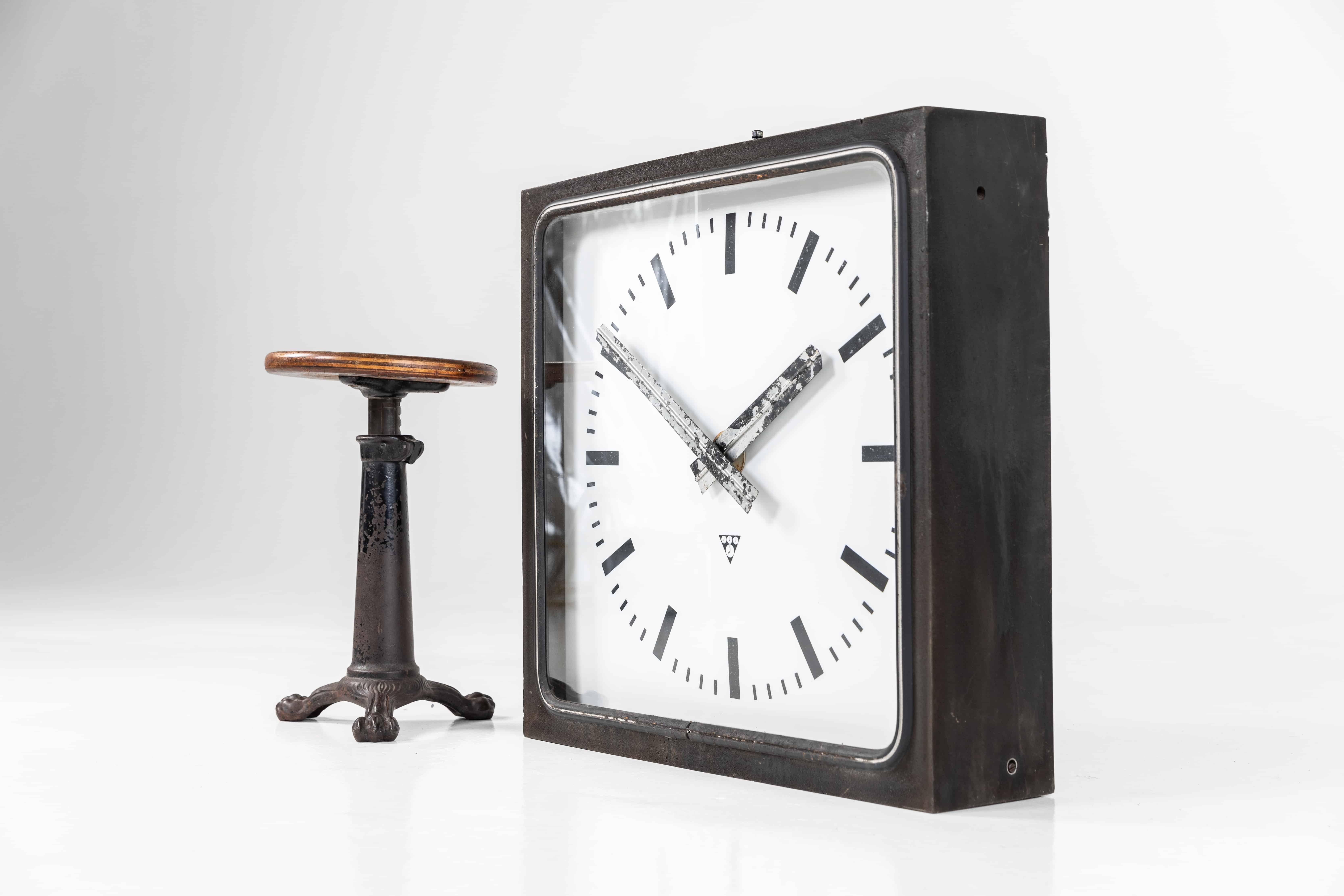 Large Industrial Pragotron Illuminated Czech Factory Wall Clock, c.1960 In Good Condition For Sale In London, GB