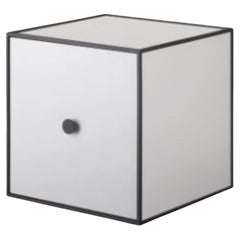 28 Boîte à cadre gris clair avec porte par Lassen