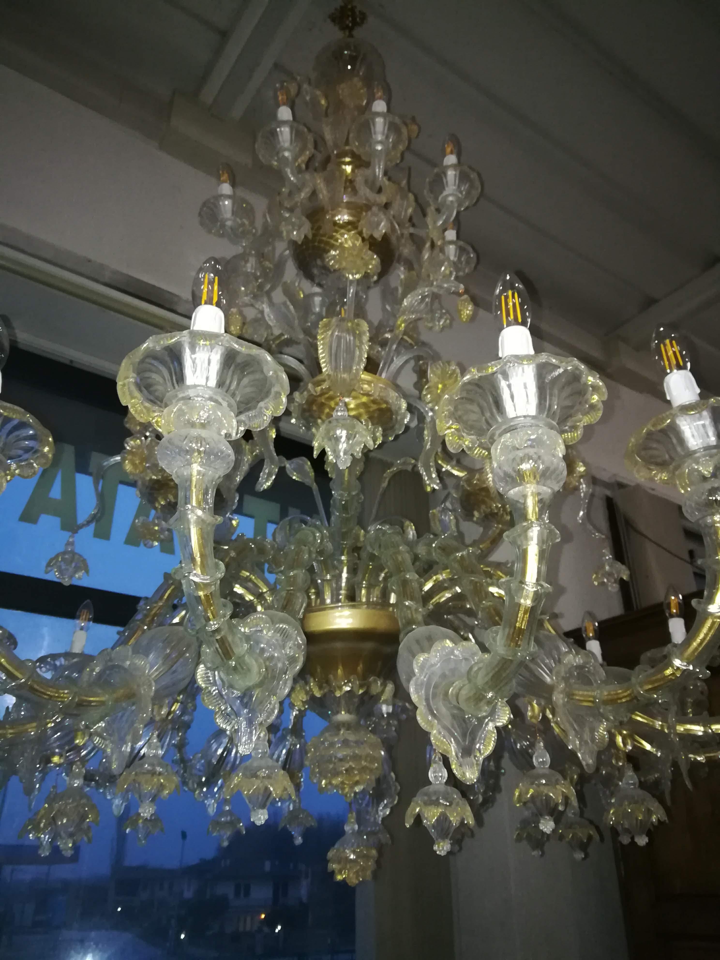28 Lights Venetian Glass Blown Chandelier im Angebot 3