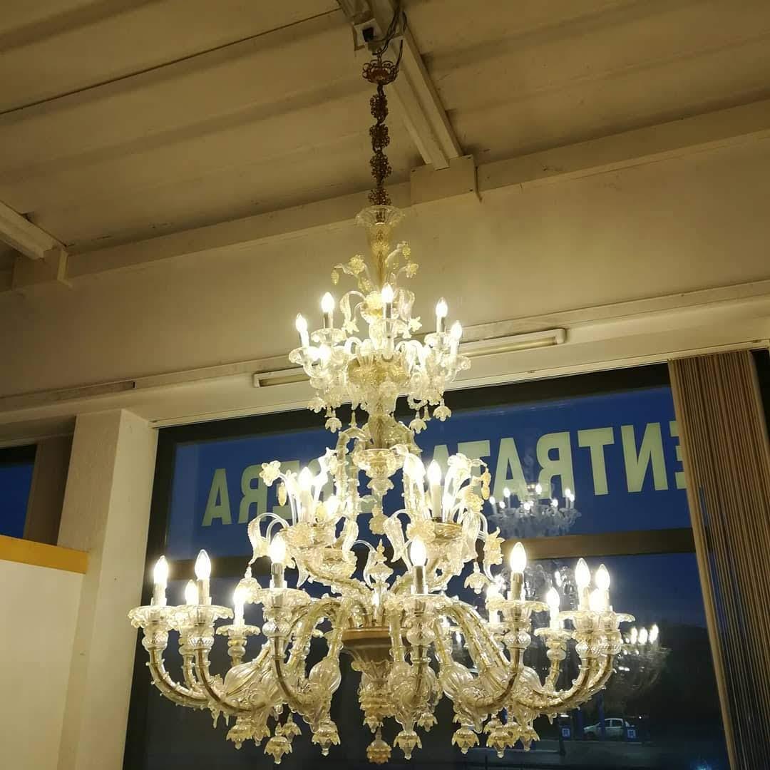 28 Lights Venetian Glass Blown Chandelier im Angebot 9