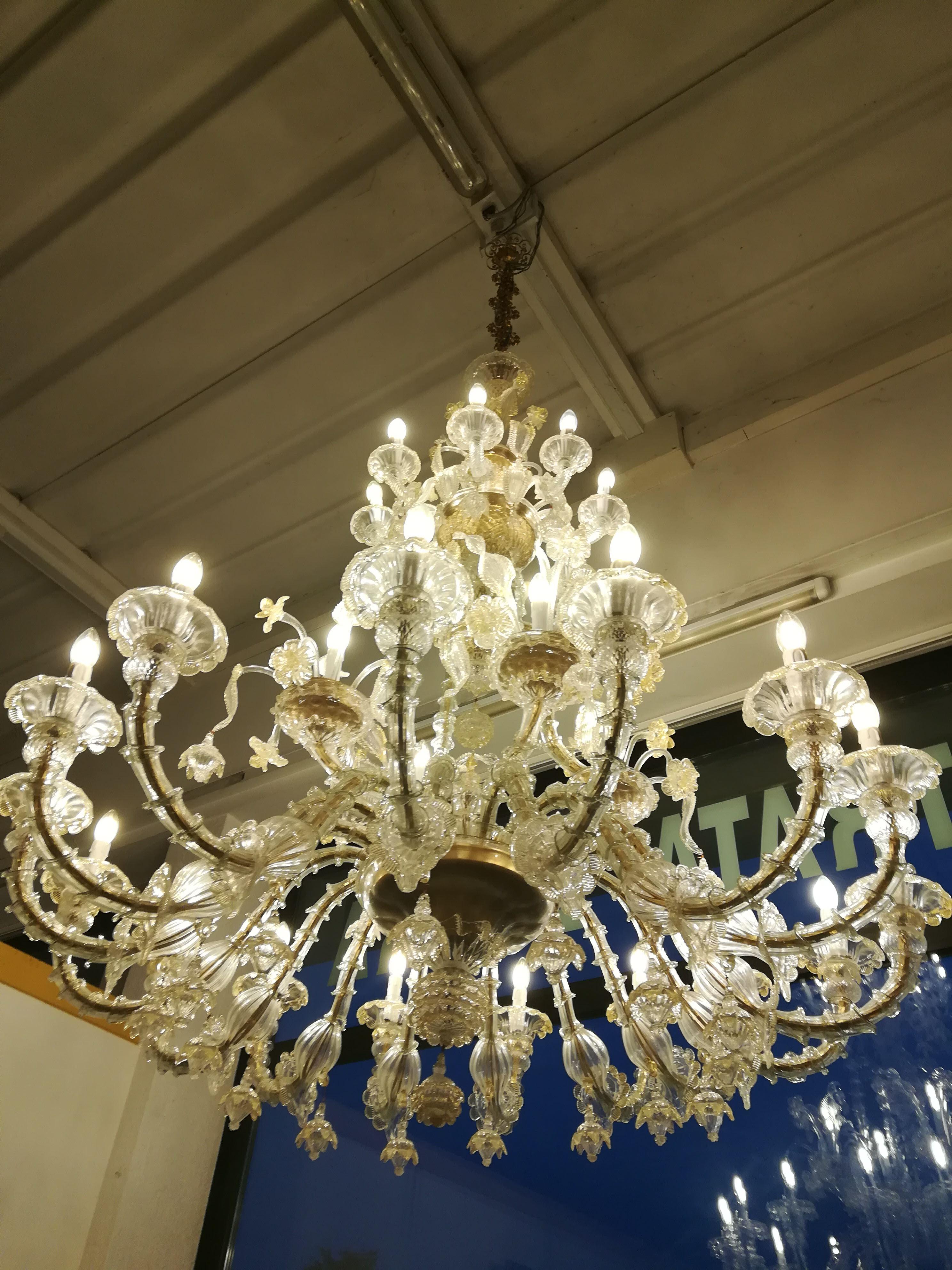 28 Lights Venetian Glass Blown Chandelier (Moderne) im Angebot