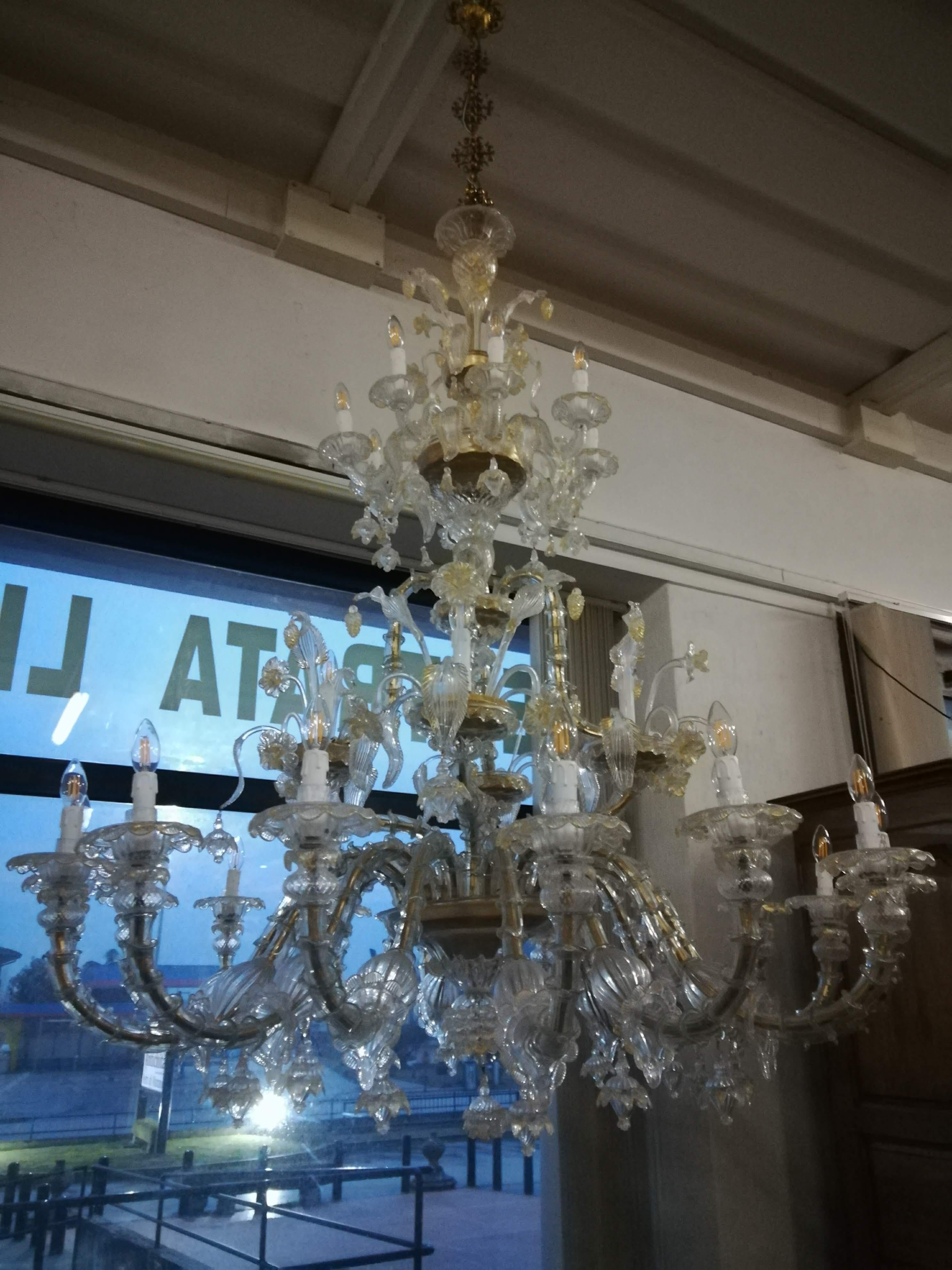 28 Lights Venetian Glass Blown Chandelier im Angebot 1