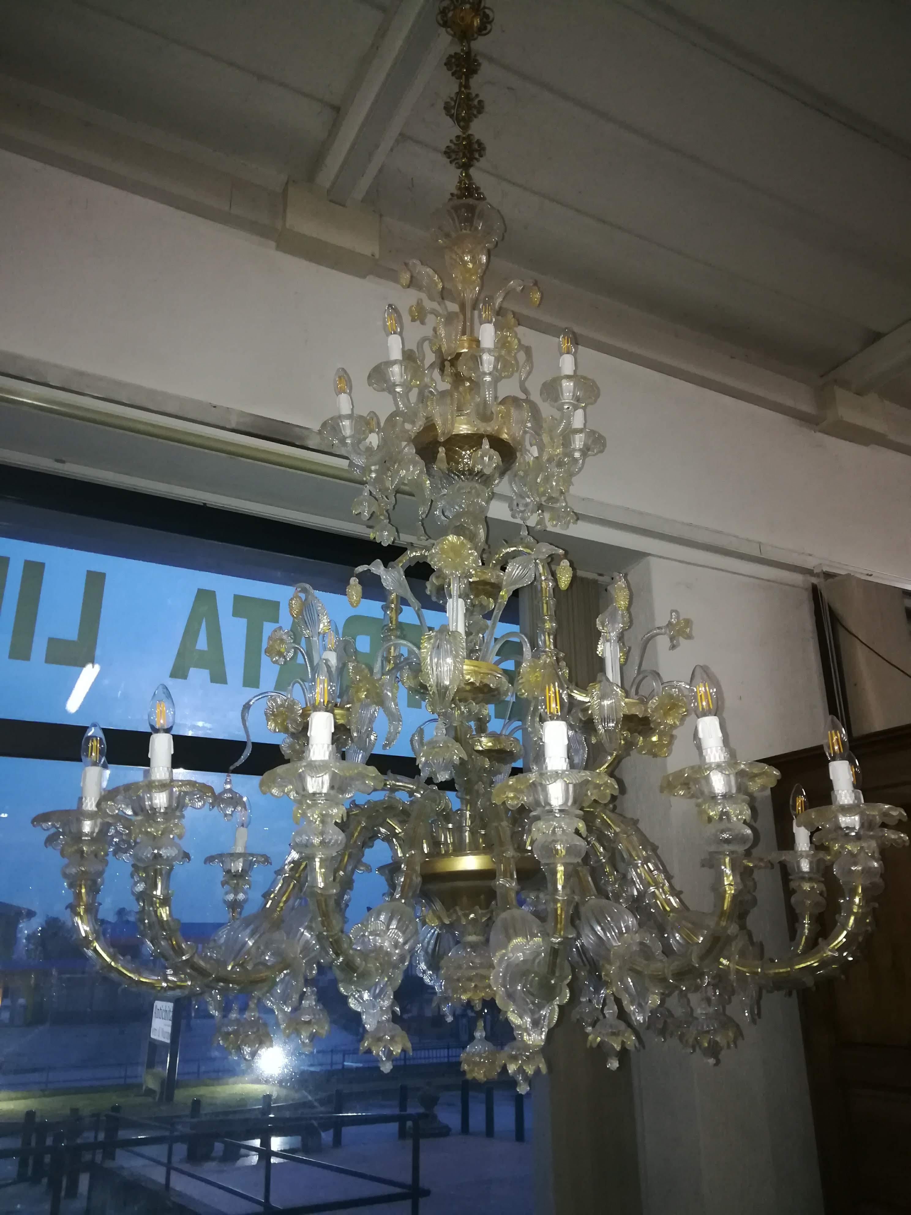 28 Lights Venetian Glass Blown Chandelier For Sale 1