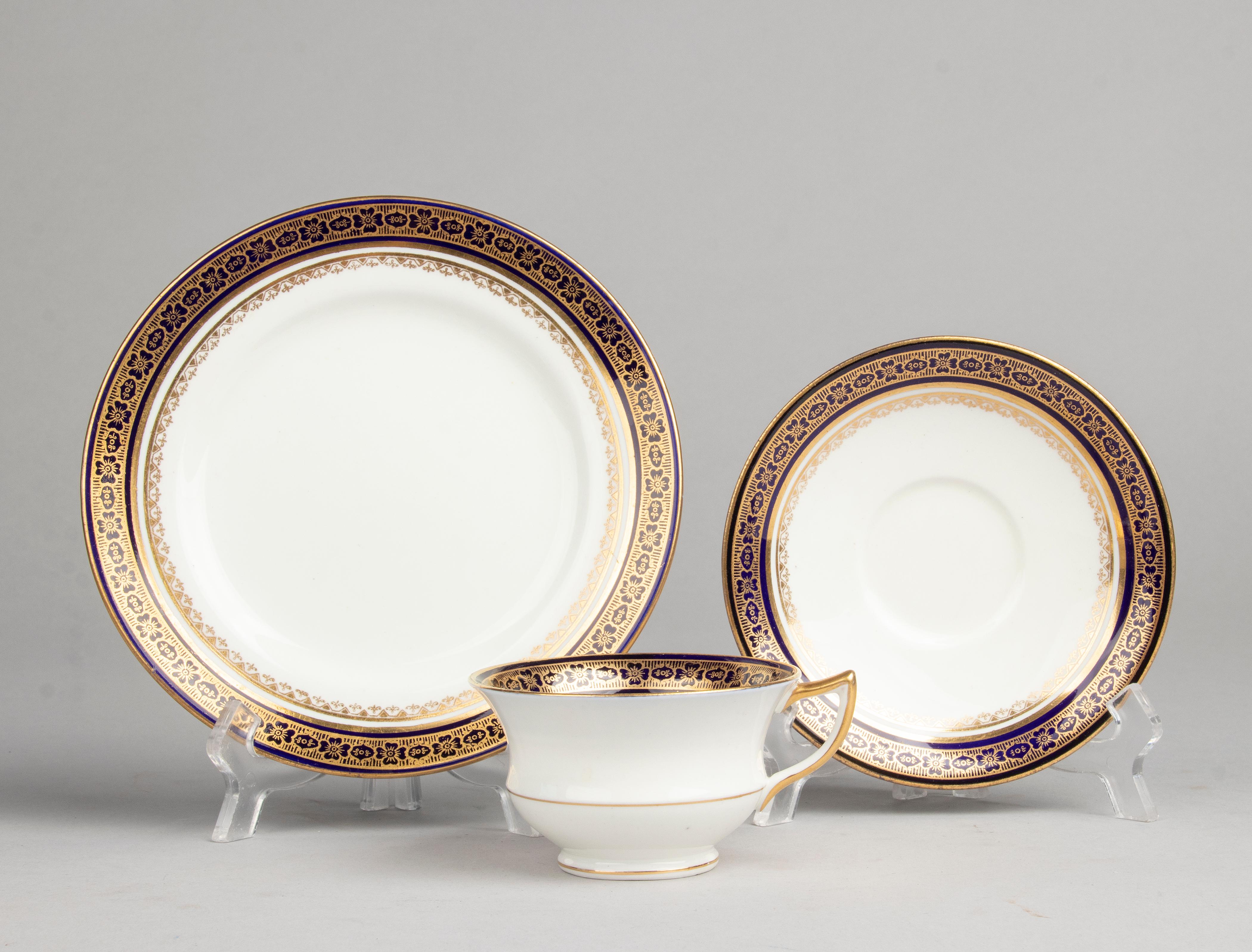 Beautiful antique porcelain tea set from the English brand Aynsley. The porcelain is decorated with cobalt blue edges and gold colored accents. The whole is in very nice condition. No chips and no hairlines. The gold-coloured accents are still