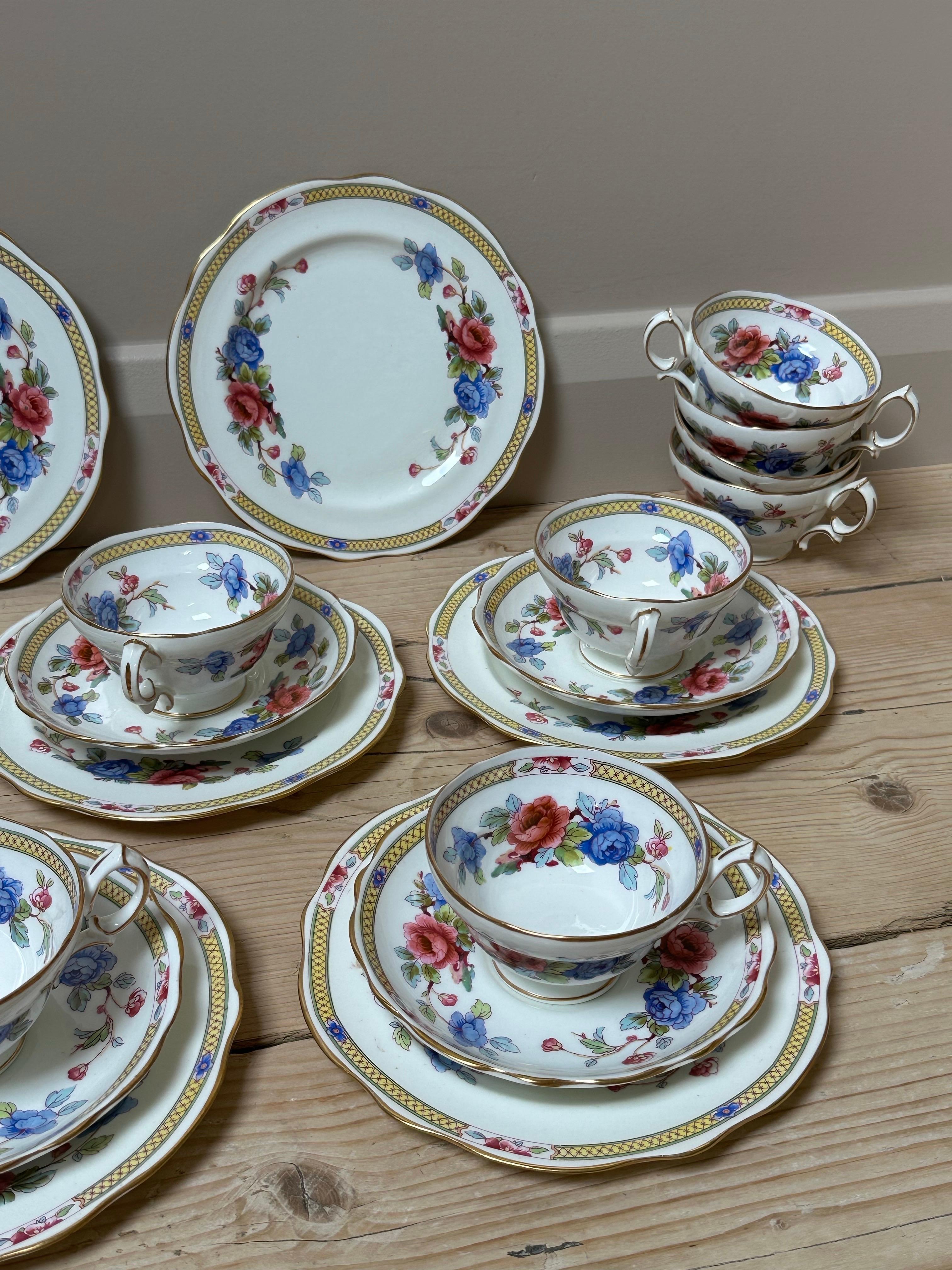 Doré 28 pièces Hammersley & Co. Service à thé en porcelaine, floral bleu et rouge, doré, 1900 en vente