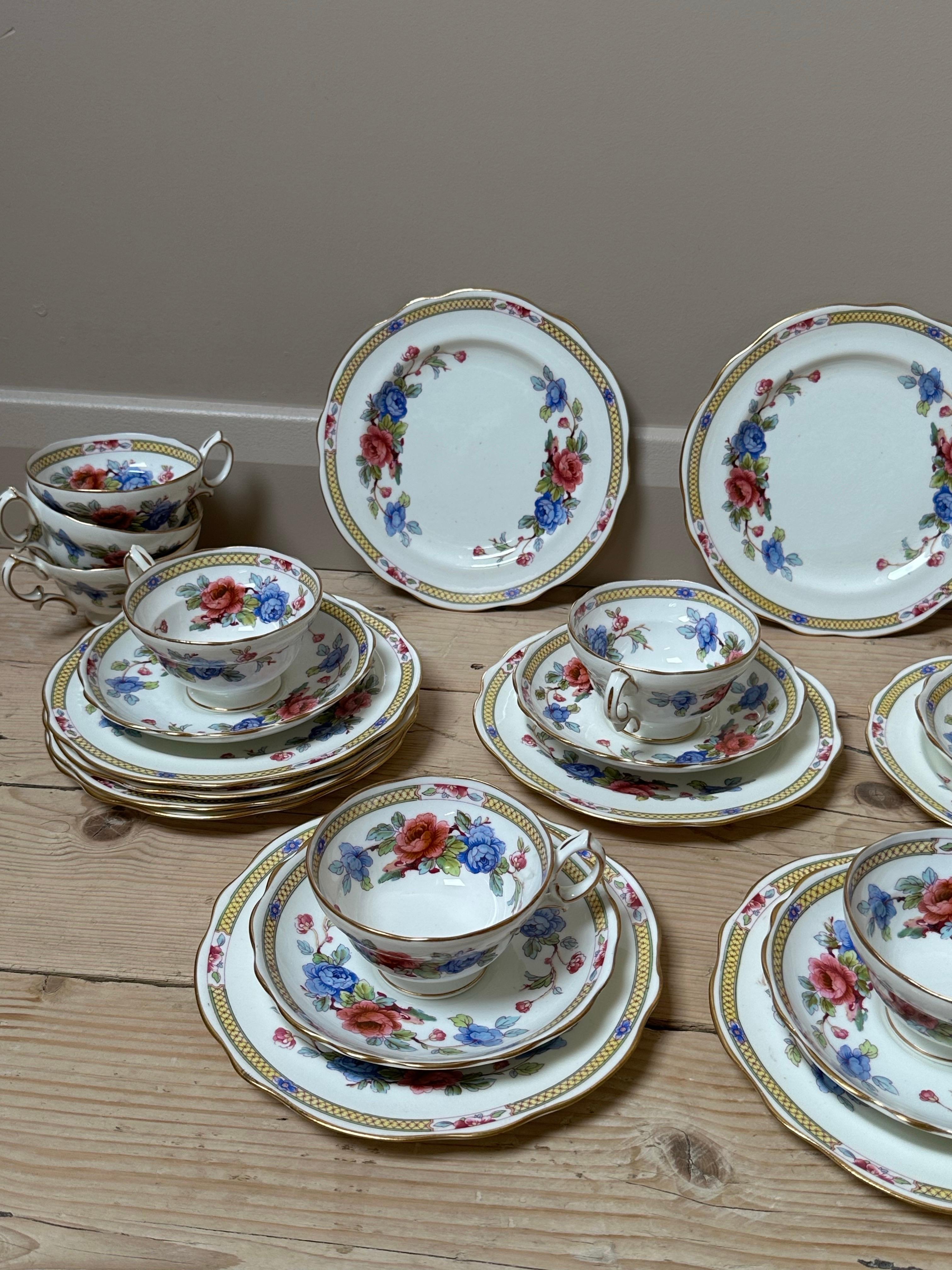 XIXe siècle 28 pièces Hammersley & Co. Service à thé en porcelaine, floral bleu et rouge, doré, 1900 en vente
