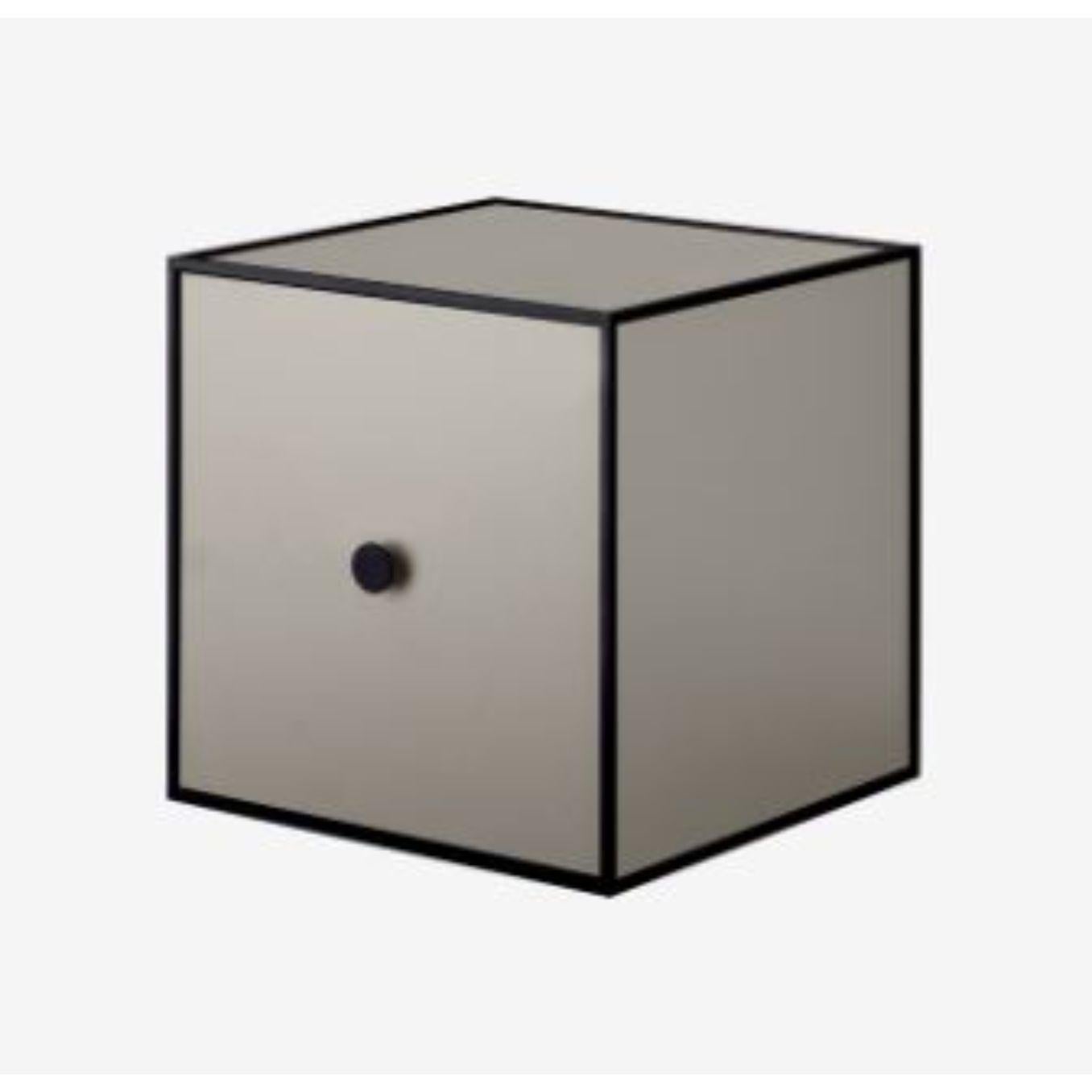 28 sand frame box with door by Lassen
Dimensions: W 28 x D 28 x H 28 cm 
Materials: Finér, Melamin, Melamin, Melamine, Metal, Veneer,
Also available in different colors and dimensions. 

By Lassen is a Danish design brand focused on iconic