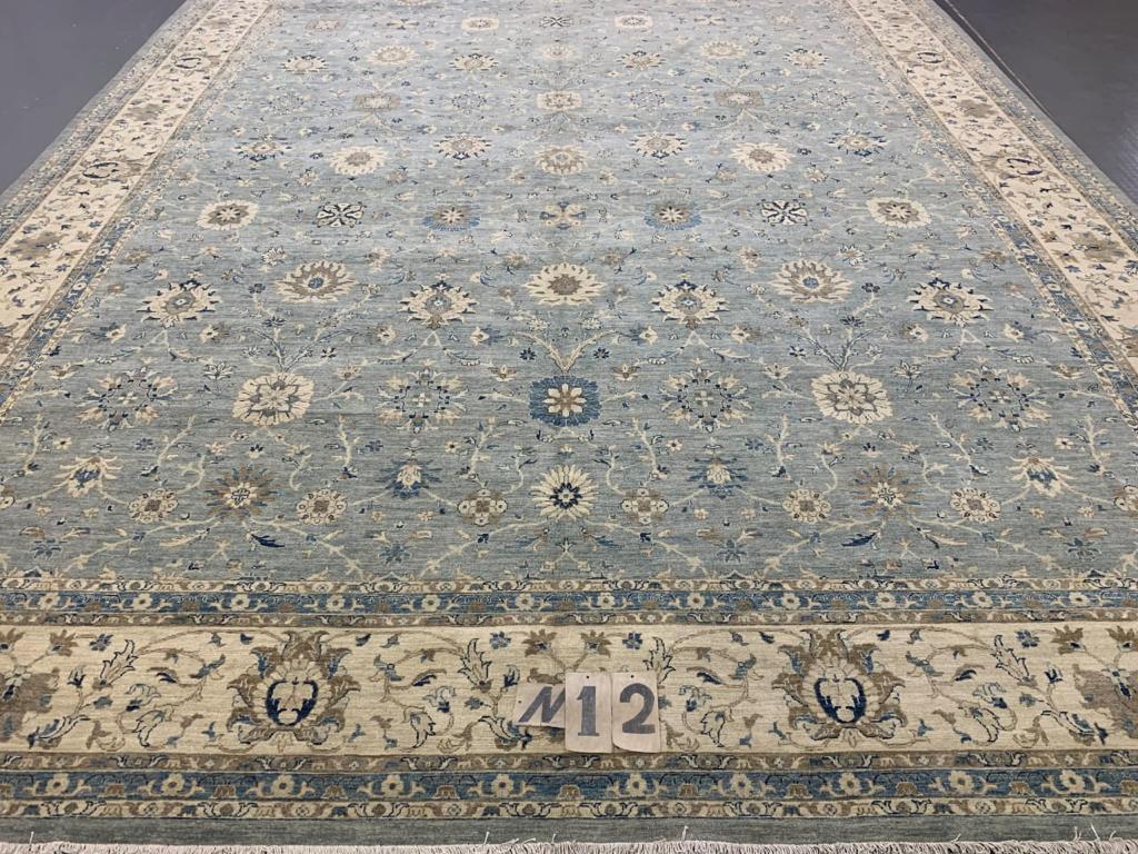 Afghan Tapis contemporain de 28 x 14 pieds de taille palais dans le style de Farahan, gris, bleu et beige en vente