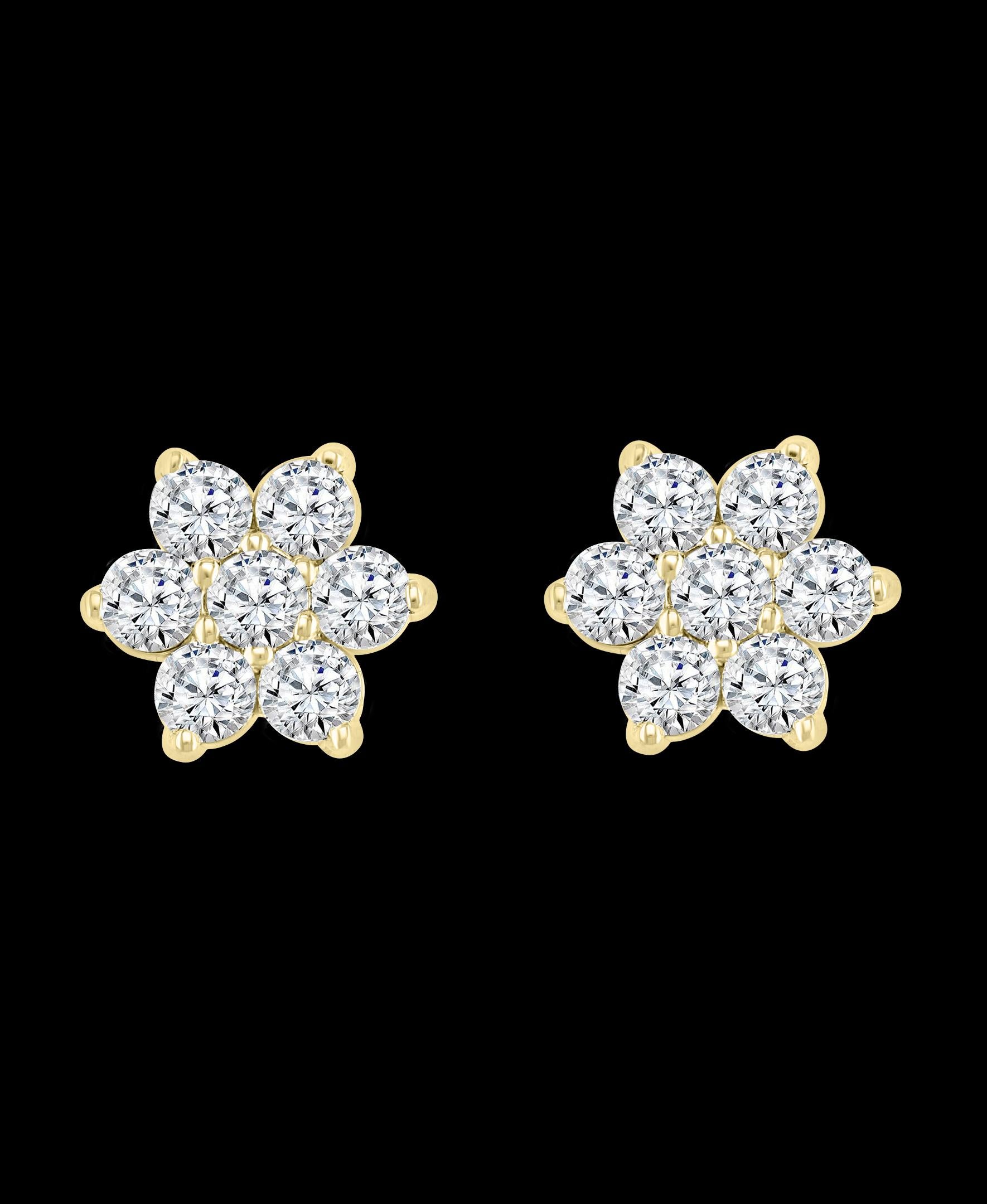 2.80 Karat 7 Diamanten Cluster Blume Ohrstecker aus 14 Karat Gelbgold
Ein süßes, schimmerndes Modell für jeden Tag der Woche. Diese Ohrstecker sind mit floralen Büscheln aus runden Diamanten im Brillantschliff mit einem Gesamtgewicht von 2,80 ct.