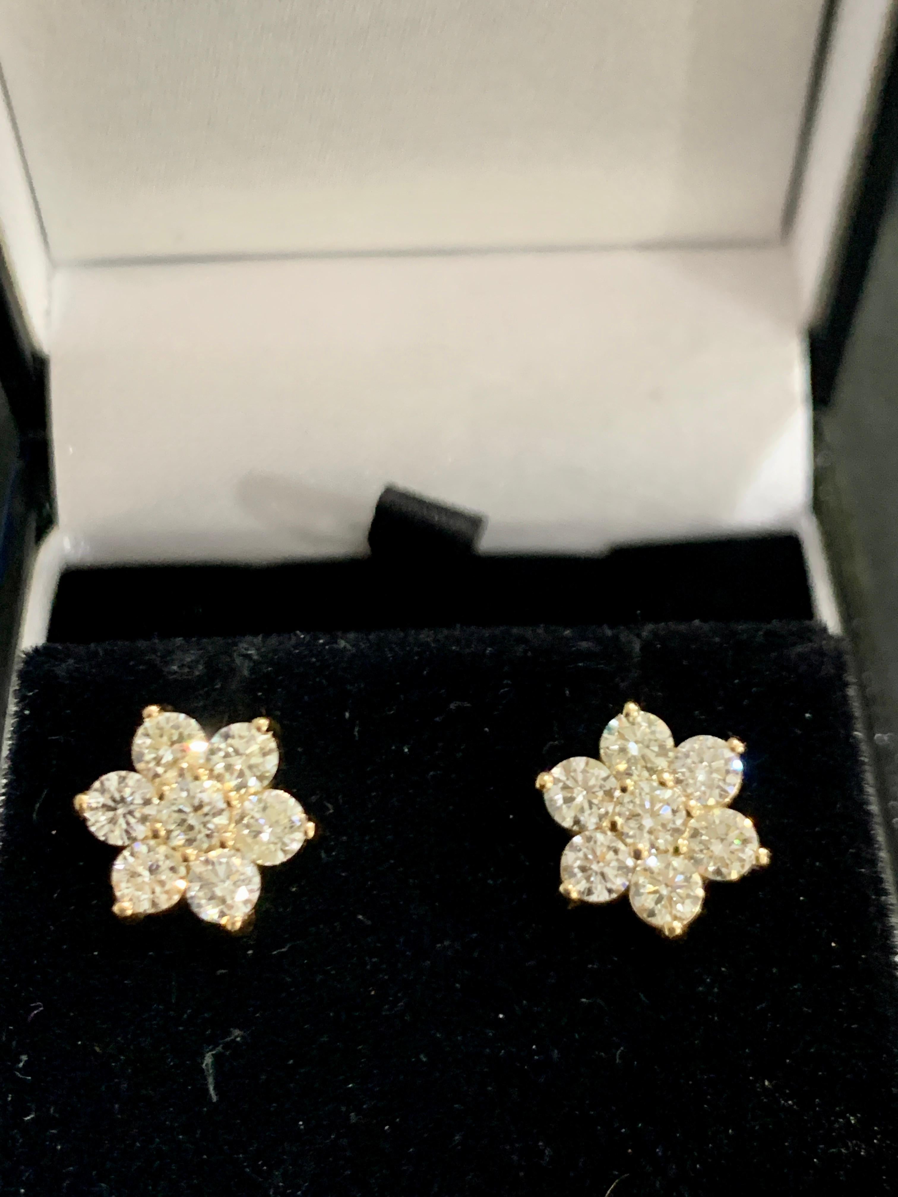 Women's 2.80 Carat 7 Diamond Floral Cluster Flower Stud Earrings in 14 Karat Yellow Gold For Sale