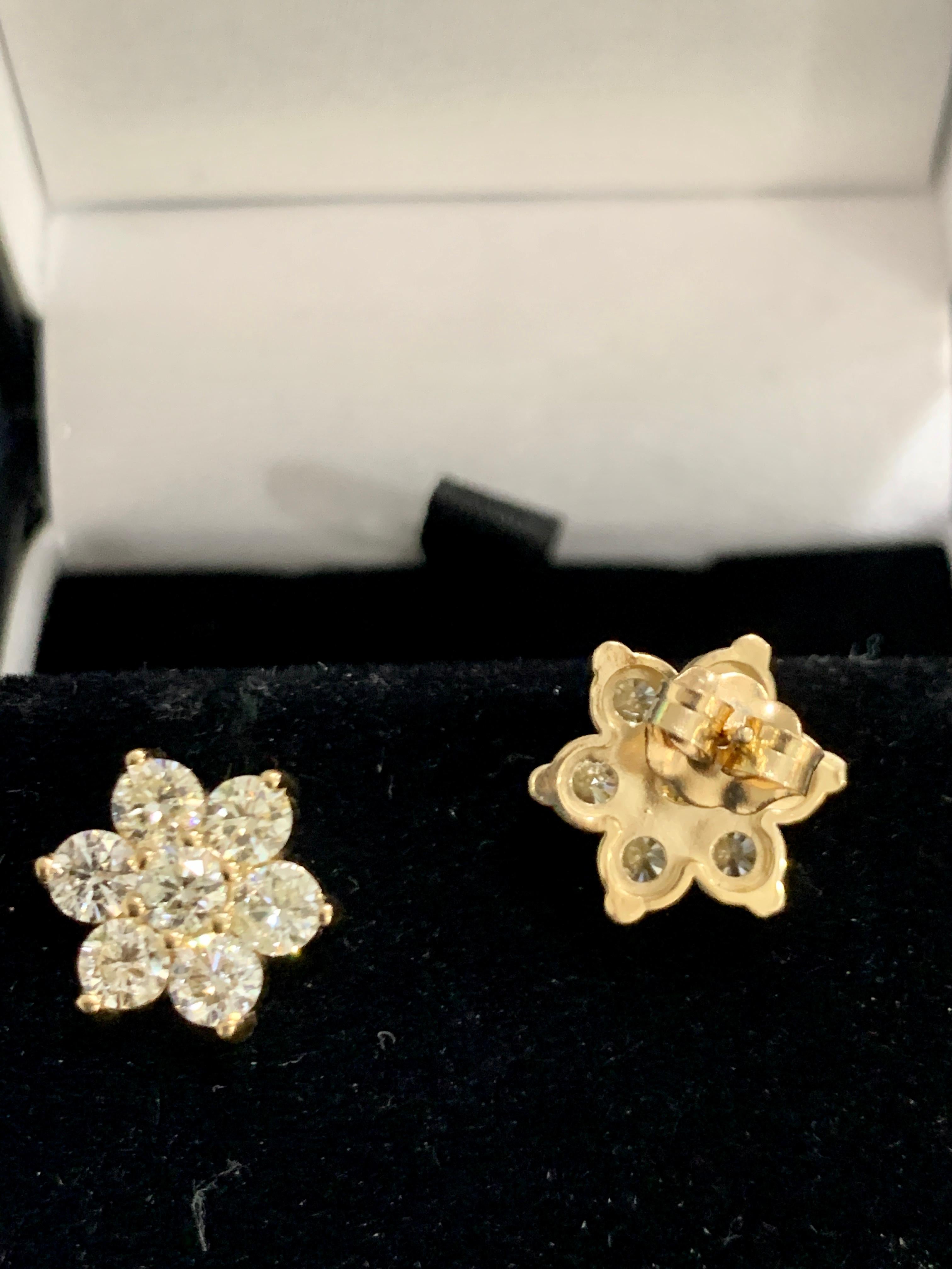 Women's 2.80 Carat 7 Diamond Floral Cluster Flower Stud Earrings in 14 Karat Yellow Gold For Sale