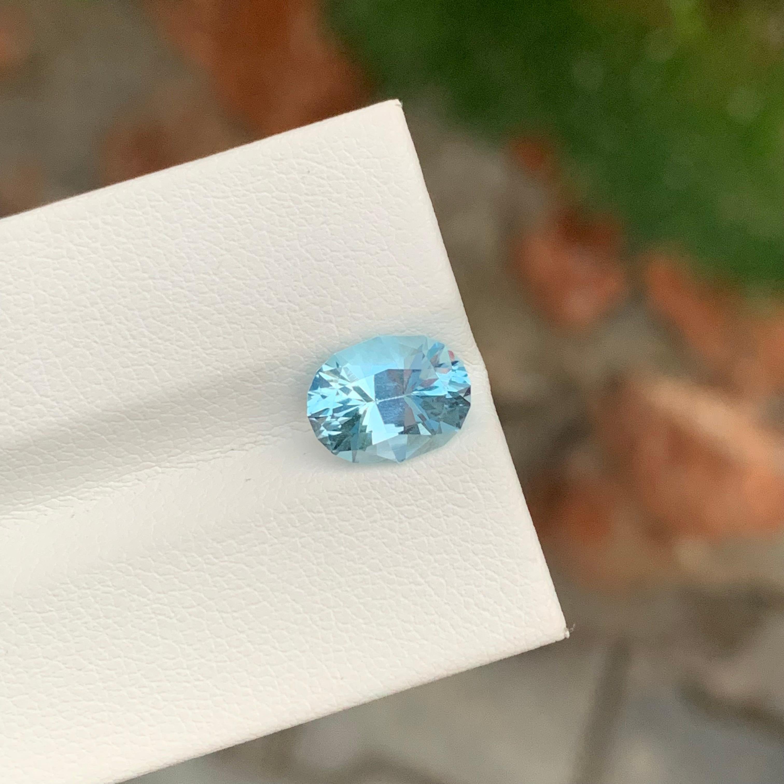 Adorable topaze bleue facettée de 2,80 carats de forme ovale provenant d'une mine brésilienne en vente 1