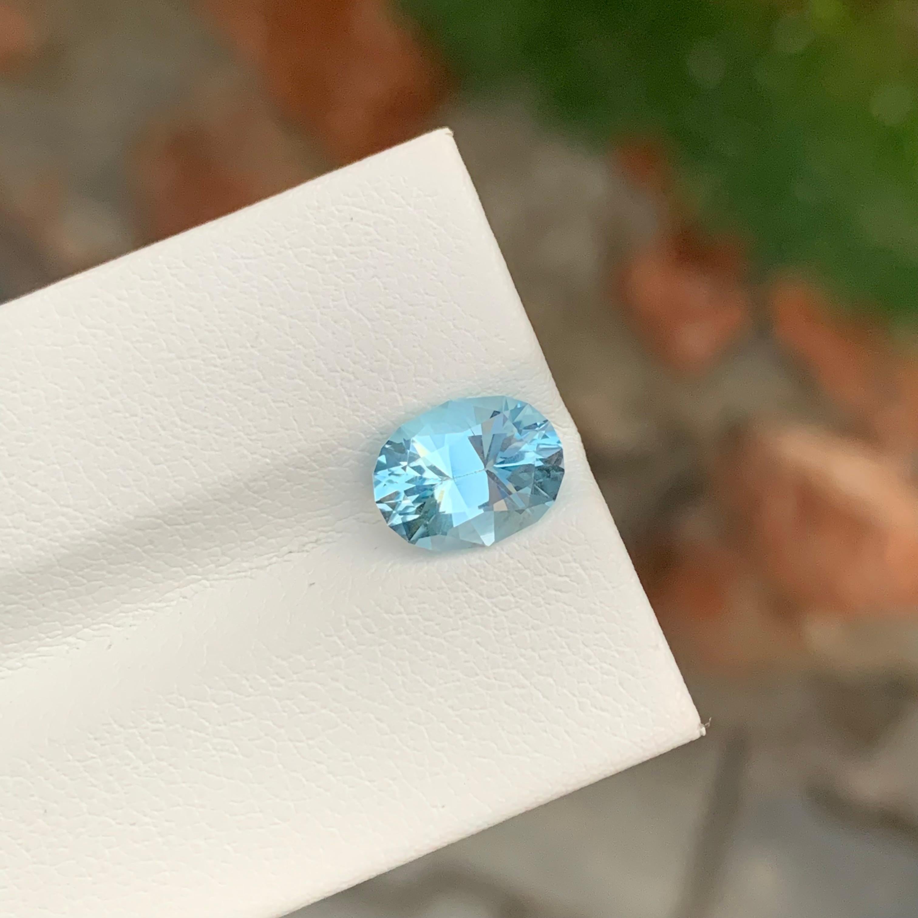 Adorable topaze bleue facettée de 2,80 carats de forme ovale provenant d'une mine brésilienne en vente 2