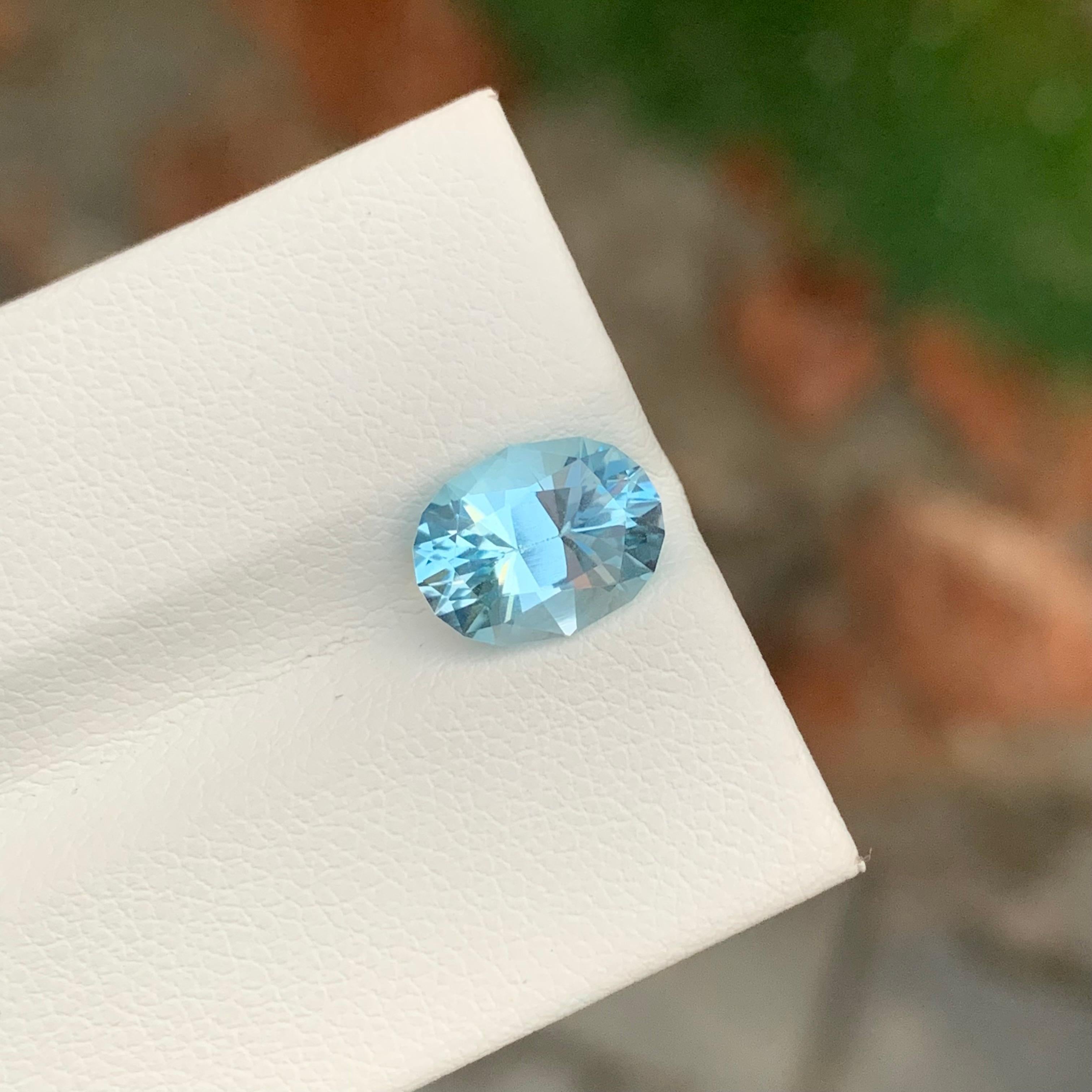 Adorable topaze bleue facettée de 2,80 carats de forme ovale provenant d'une mine brésilienne en vente 3