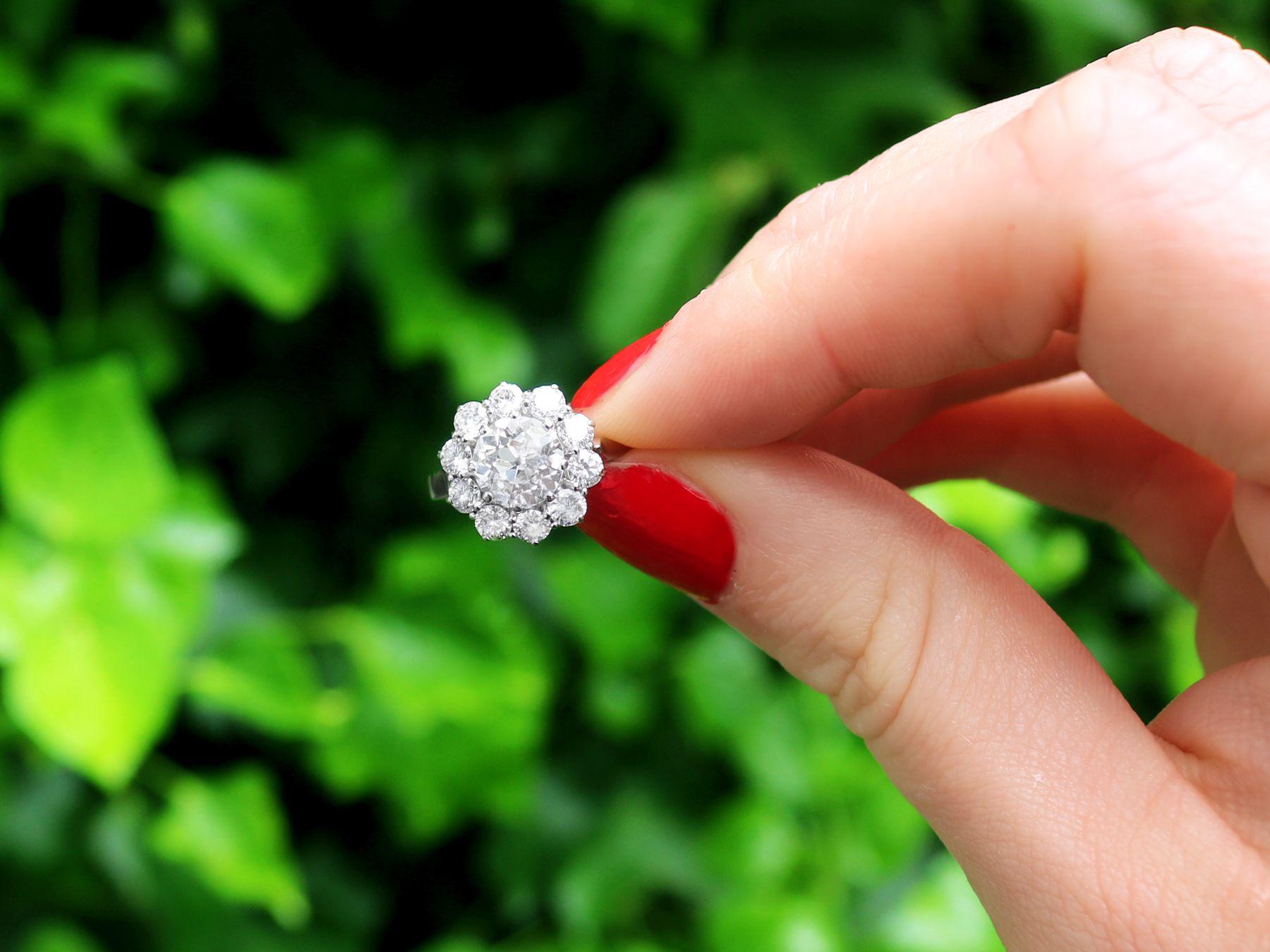 Ein atemberaubender, feiner und beeindruckender antiker 2,80 Karat Diamant- und Vintage-Platin-Cluster-Ring; Teil unserer Diamant-Verlobungsring-Kollektion

Dieser atemberaubende Vintage-Diamant-Verlobungsring ist aus Platin gefertigt.

Der