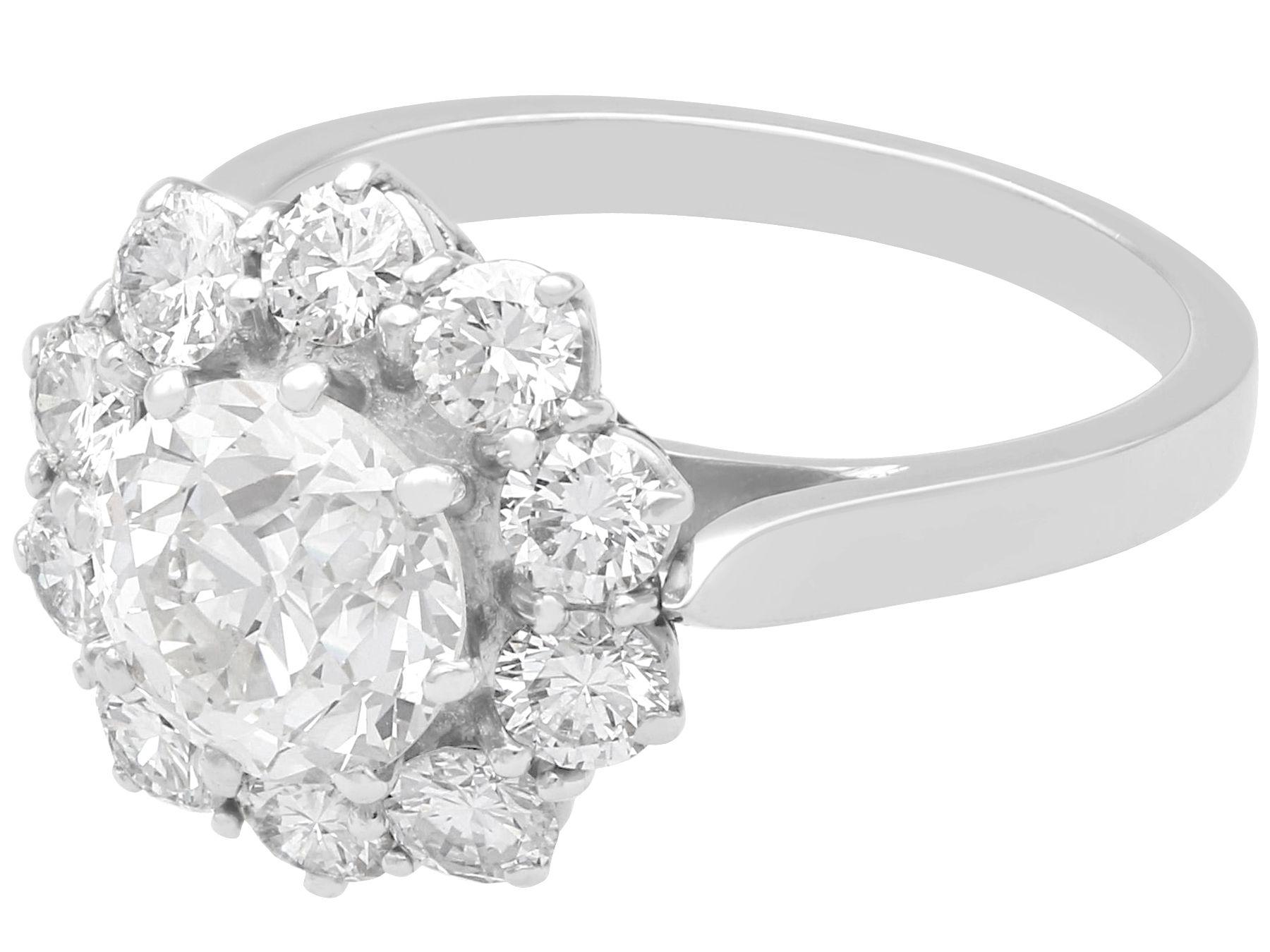 Verlobungsring mit 2,80 Karat Diamant und Platin-Cluster (Alteuropäischer Schliff) im Angebot