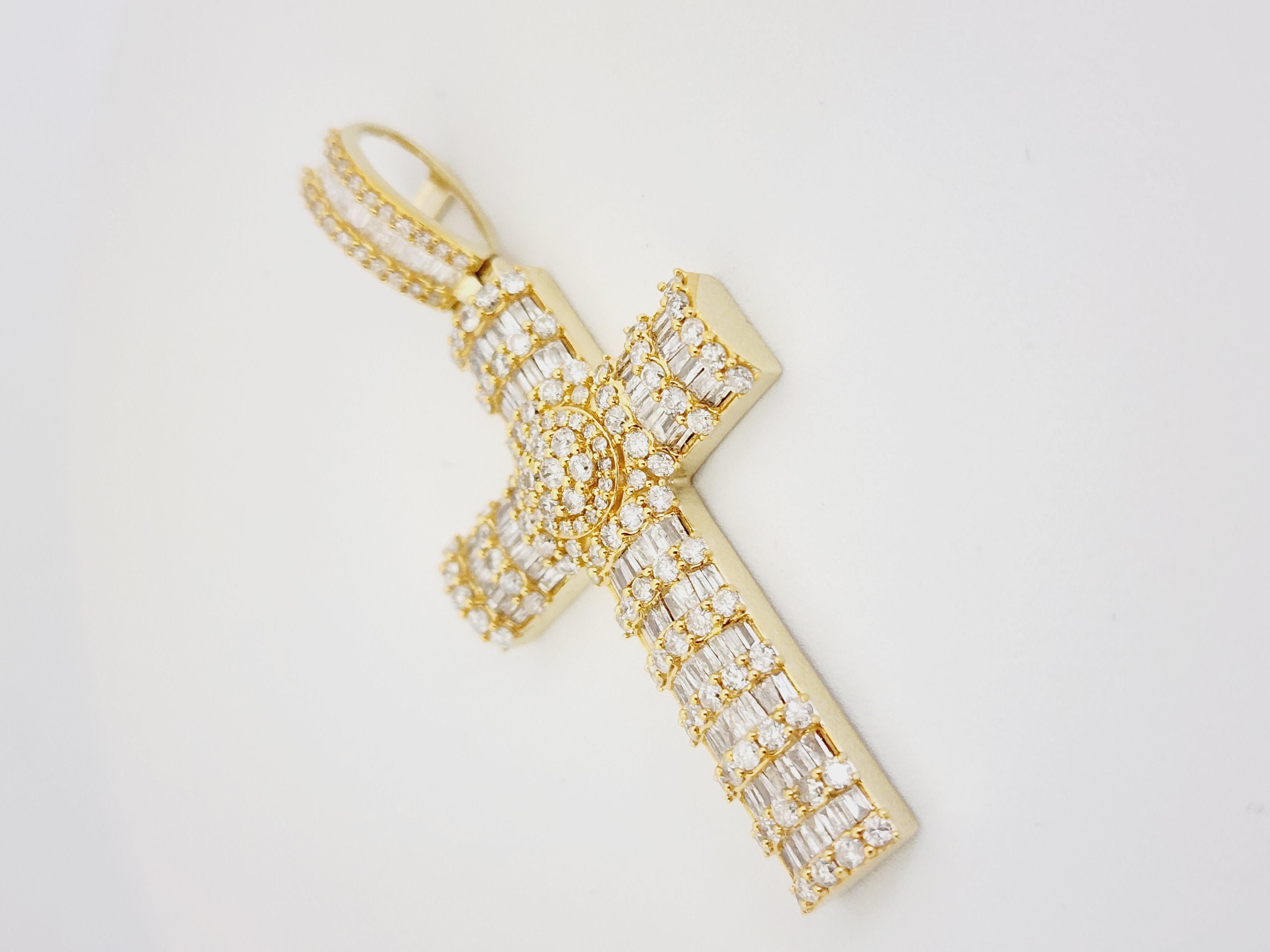 Beautiful 14K Yellow gold and diamond cross pendant. A total weight of 2.80 Carat natural diamonds very sparkly and shiny look. 

(Pendant Only)
