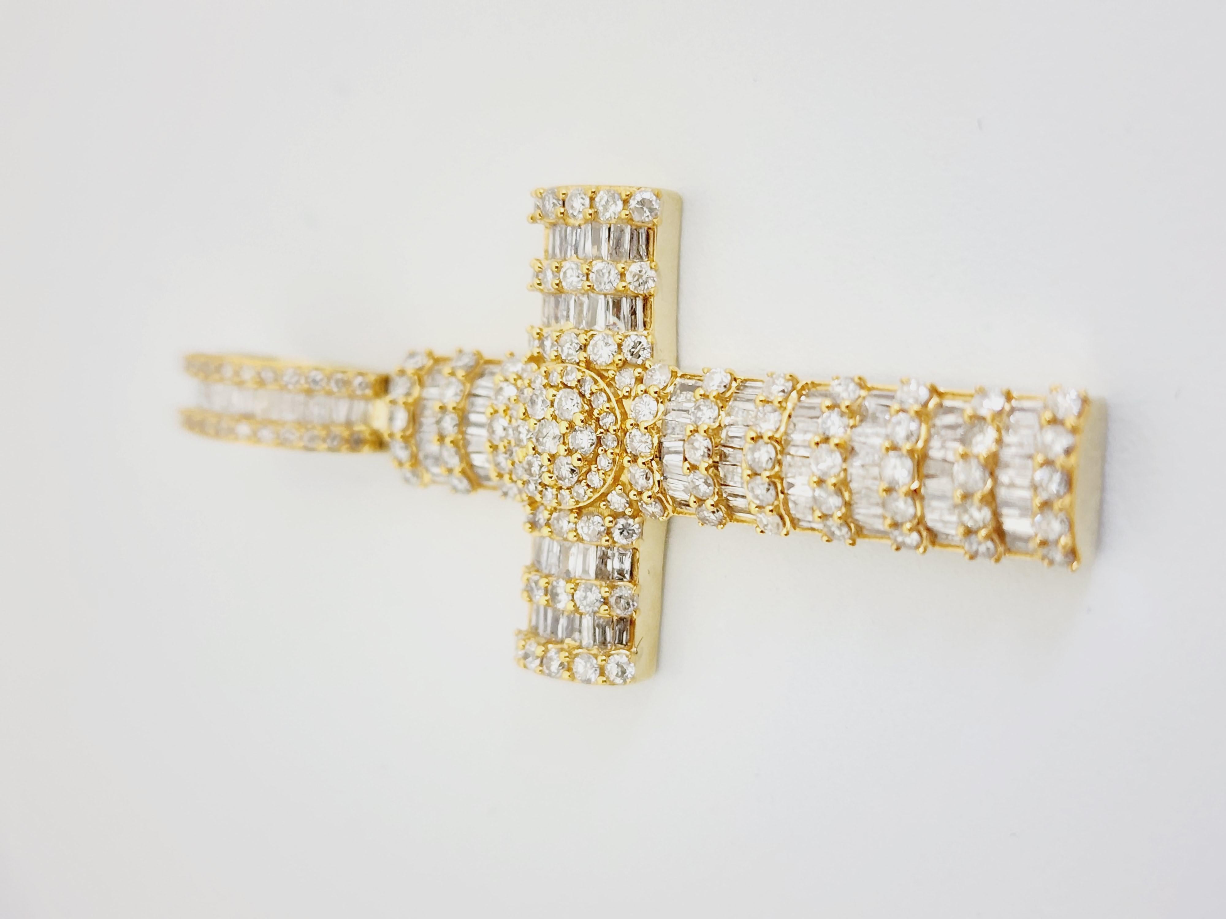 2.80 Carat Diamond Cross Pendant 14 Karat Yellow Gold In New Condition In Great Neck, NY