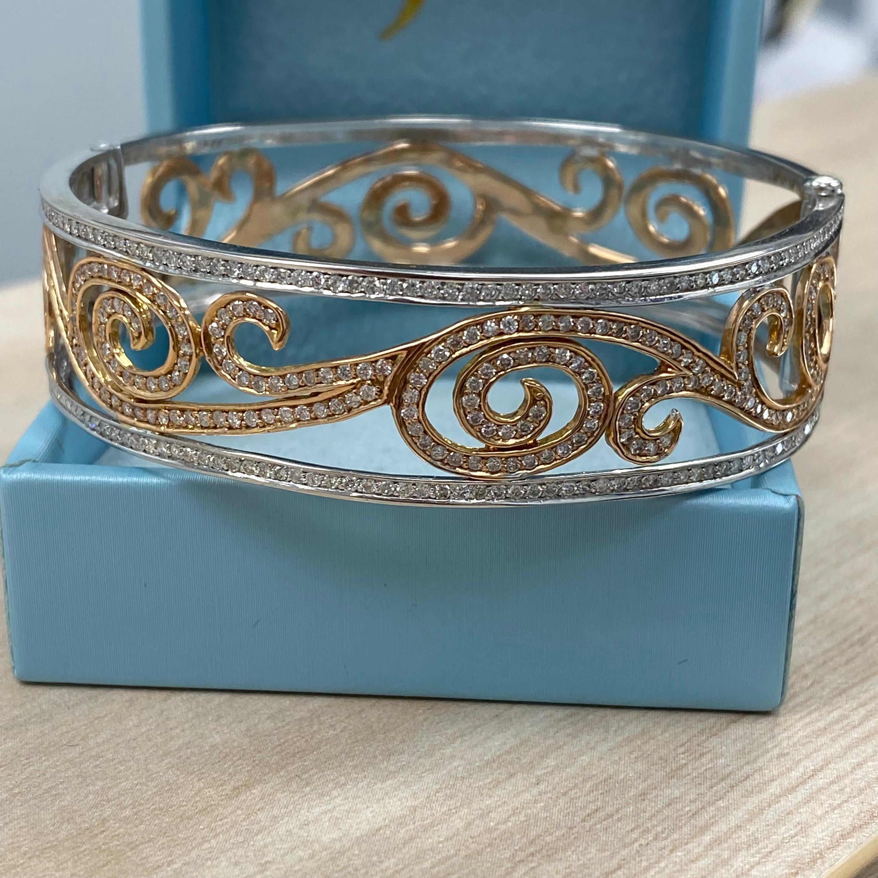 Ce magnifique bracelet à diamants est fabriqué avec expertise à partir d'un luxueux mélange d'or blanc 14k et d'or rose 14k de 27,8 grammes. Il présente de délicats accents en forme de vagues, élégamment nichés entre deux rangées de diamants