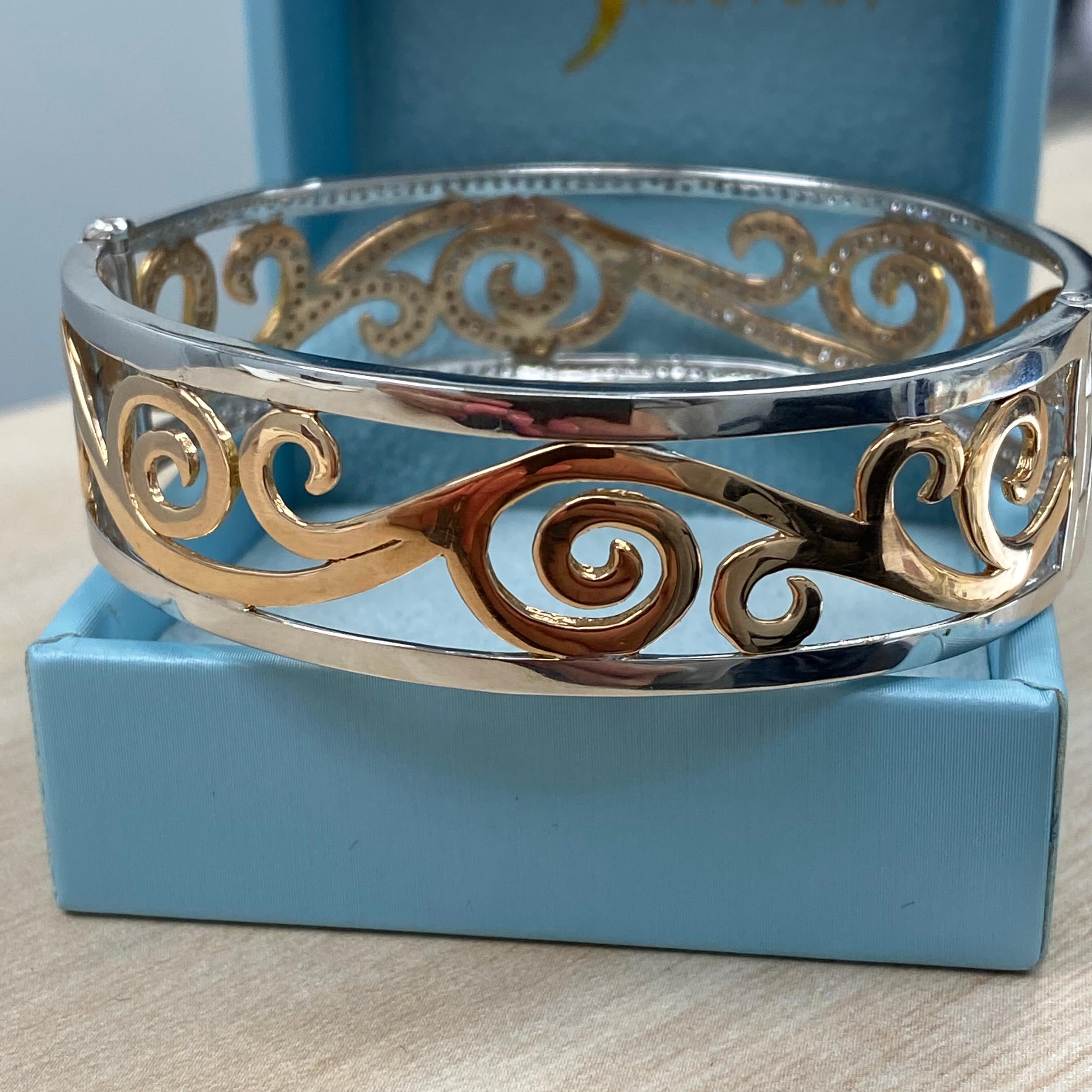 Moderne Bracelet jonc à charnières en or blanc et rose 14 carats avec diamants de 2,80 carats en vente