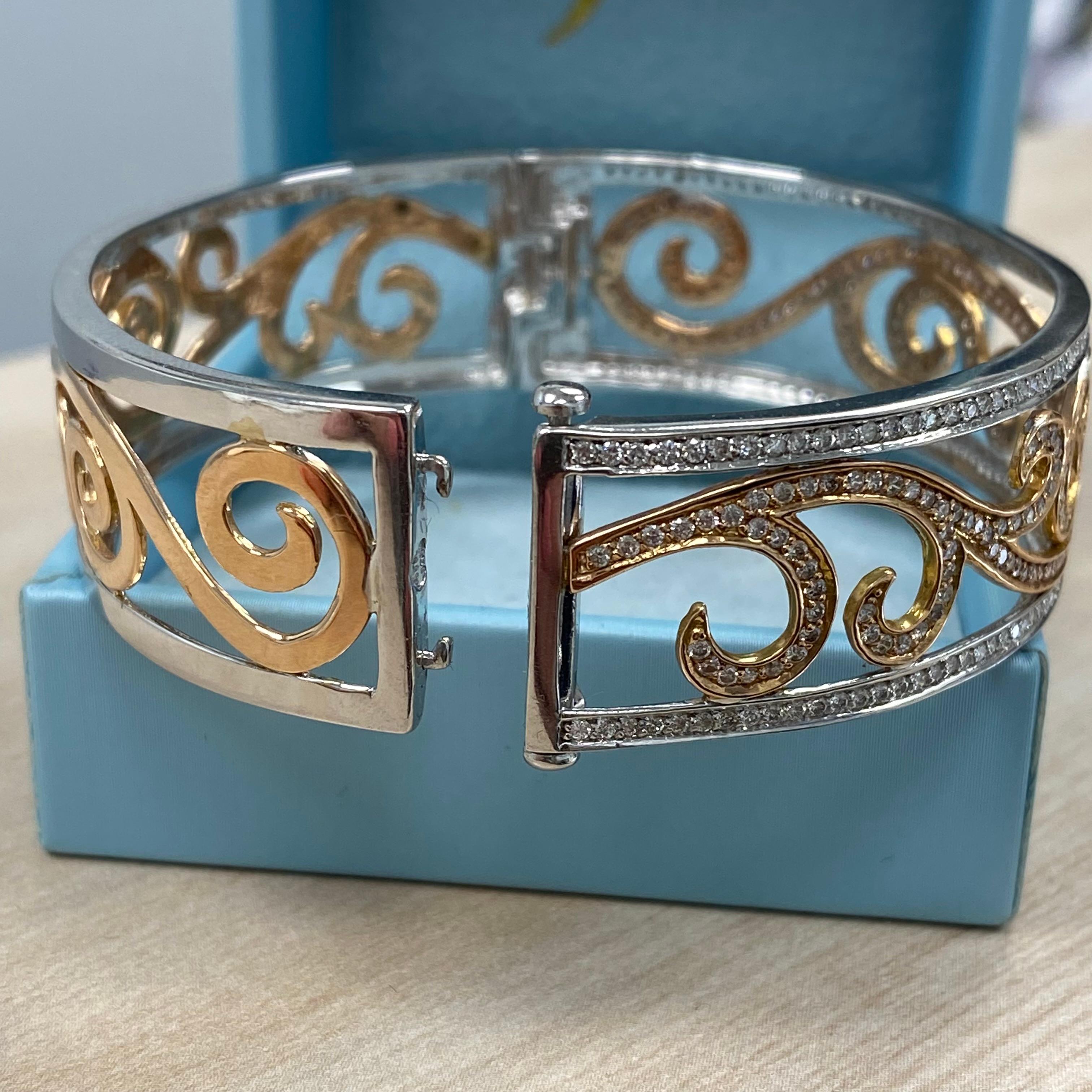 Taille ronde Bracelet jonc à charnières en or blanc et rose 14 carats avec diamants de 2,80 carats en vente