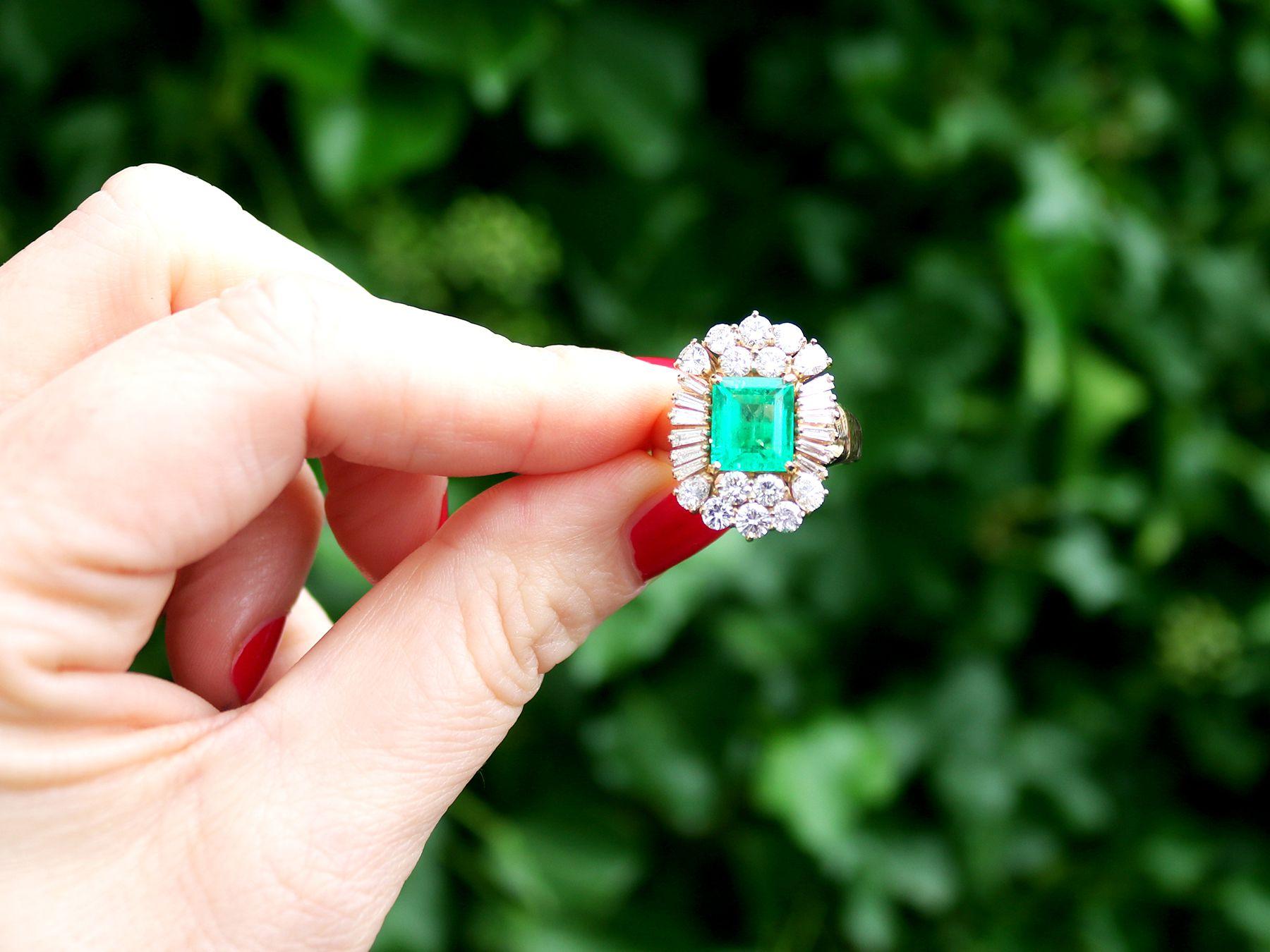 Eine atemberaubende, feine und beeindruckende Vintage 2,80 Karat kolumbianischen Smaragd und 2,75 Karat, 18 Karat Gelbgold Kleid Ring; Teil unserer vielfältigen antiken Schmucksammlungen.

Dieser atemberaubende Vintage-Ring mit Smaragd und Diamanten