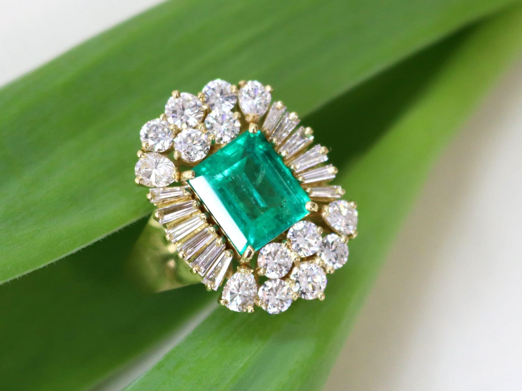 Taille octogone Bague cocktail en or jaune avec émeraude de 2,80 carats et diamants de 2,75 carats en vente