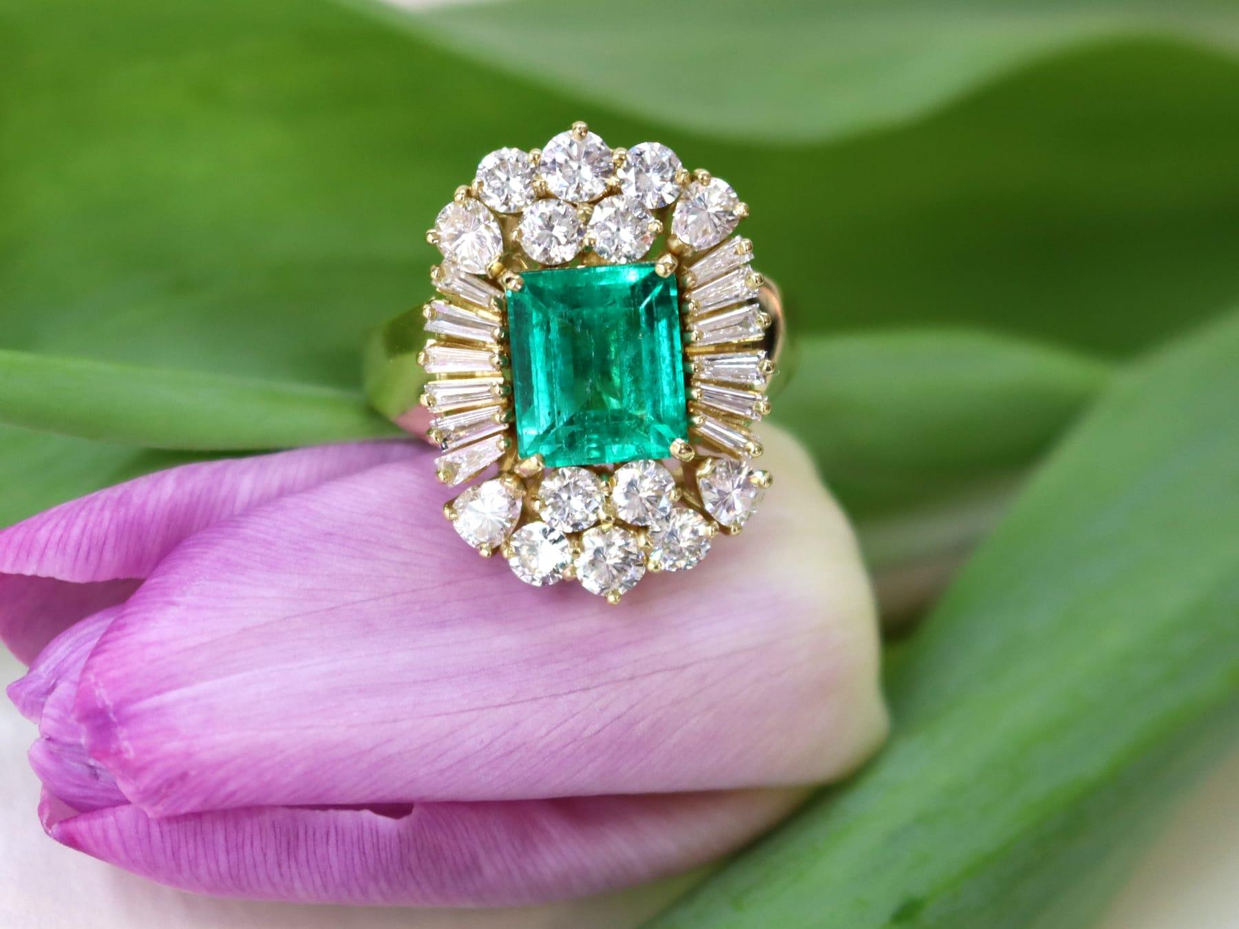 Bague cocktail en or jaune avec émeraude de 2,80 carats et diamants de 2,75 carats Excellent état - En vente à Jesmond, Newcastle Upon Tyne