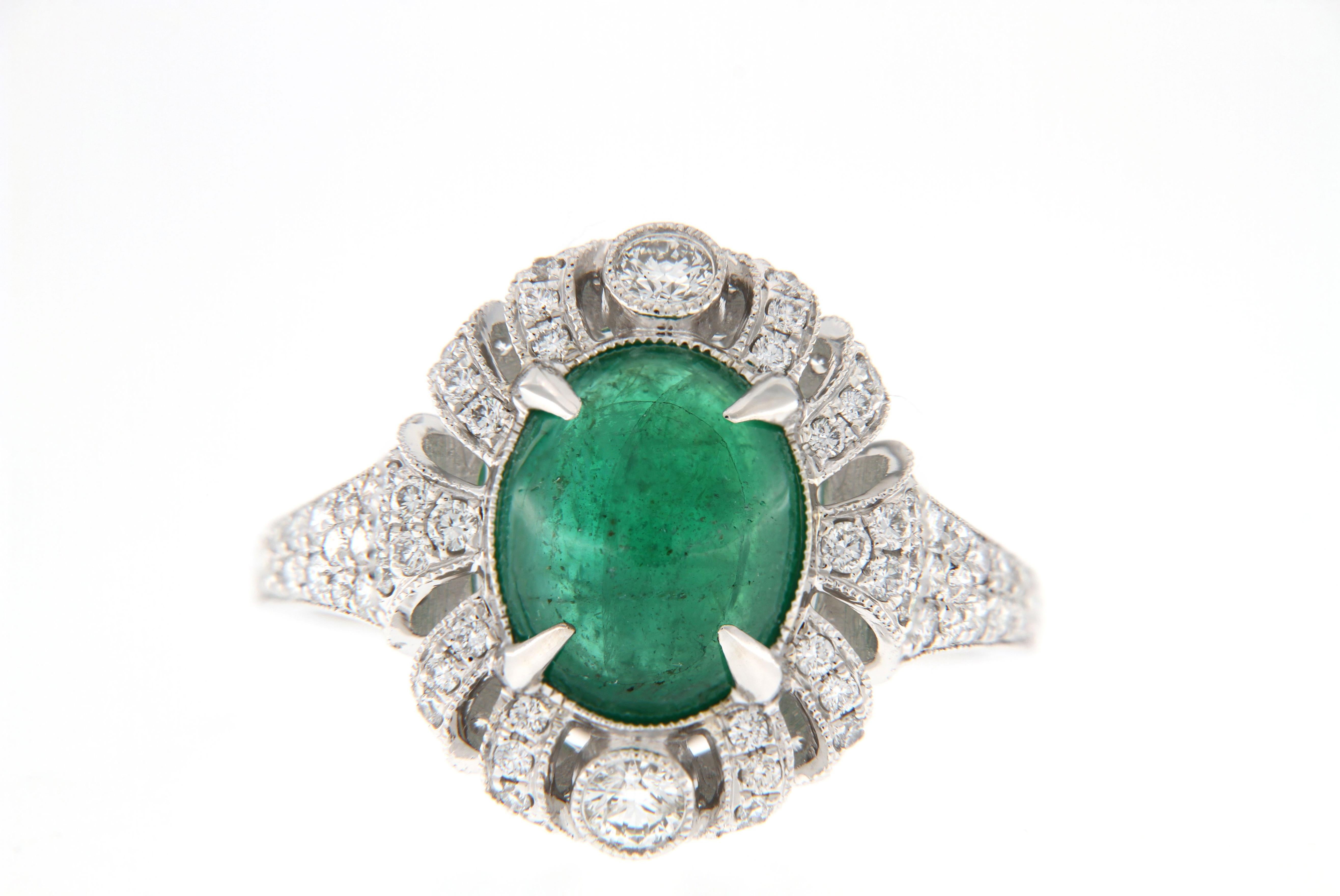 Anillo de oro blanco de 18 quilates con cabujón de esmeralda y diamantes inspirado en el art déco

Una obra maestra de geometría, simetría y elegancia: este anillo inspirado en el Art Decó captura el atrevido glamour de los años 20 con un toque