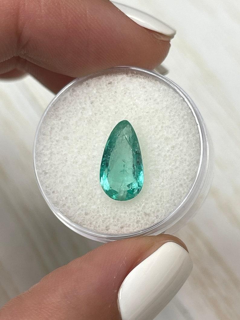 Piedra: Esmeralda
Peso: 2,80 quilates
Forma: Corte Pera
Claridad: Transparente
Lustre: Muy bueno
Color: Verde azulado claro
Medidas: 12,62 mm x 6,96 mm x 4,82 mm
Origen geográfico: Colombia
Tratamiento: Natural, Engrasado

Observaciones: Debido a